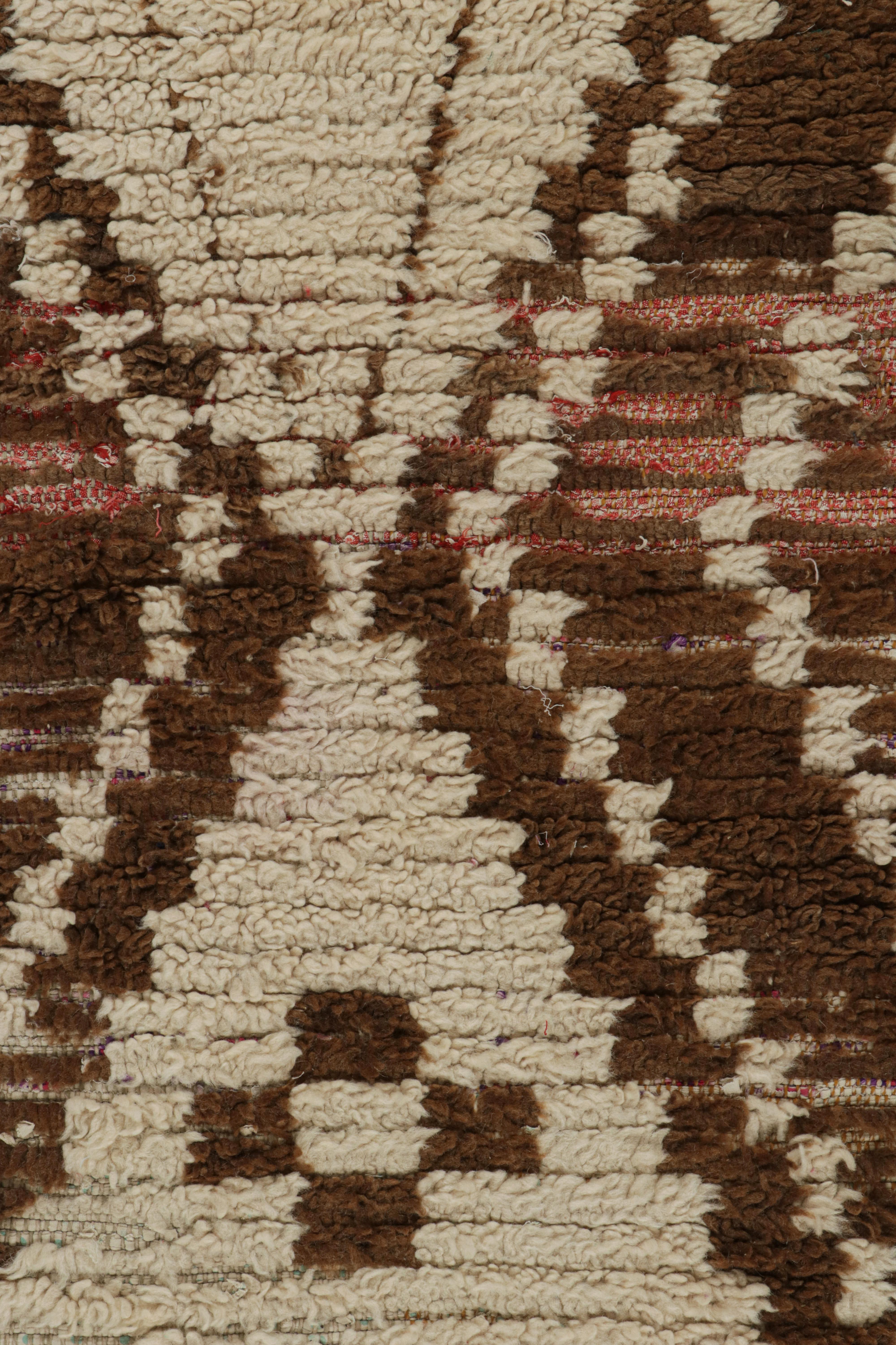 Marokkanischer Teppich Azilal aus den 1950er Jahren in Beige-Braun mit Stammesmustern von Rug & Kilim (Mitte des 20. Jahrhunderts) im Angebot