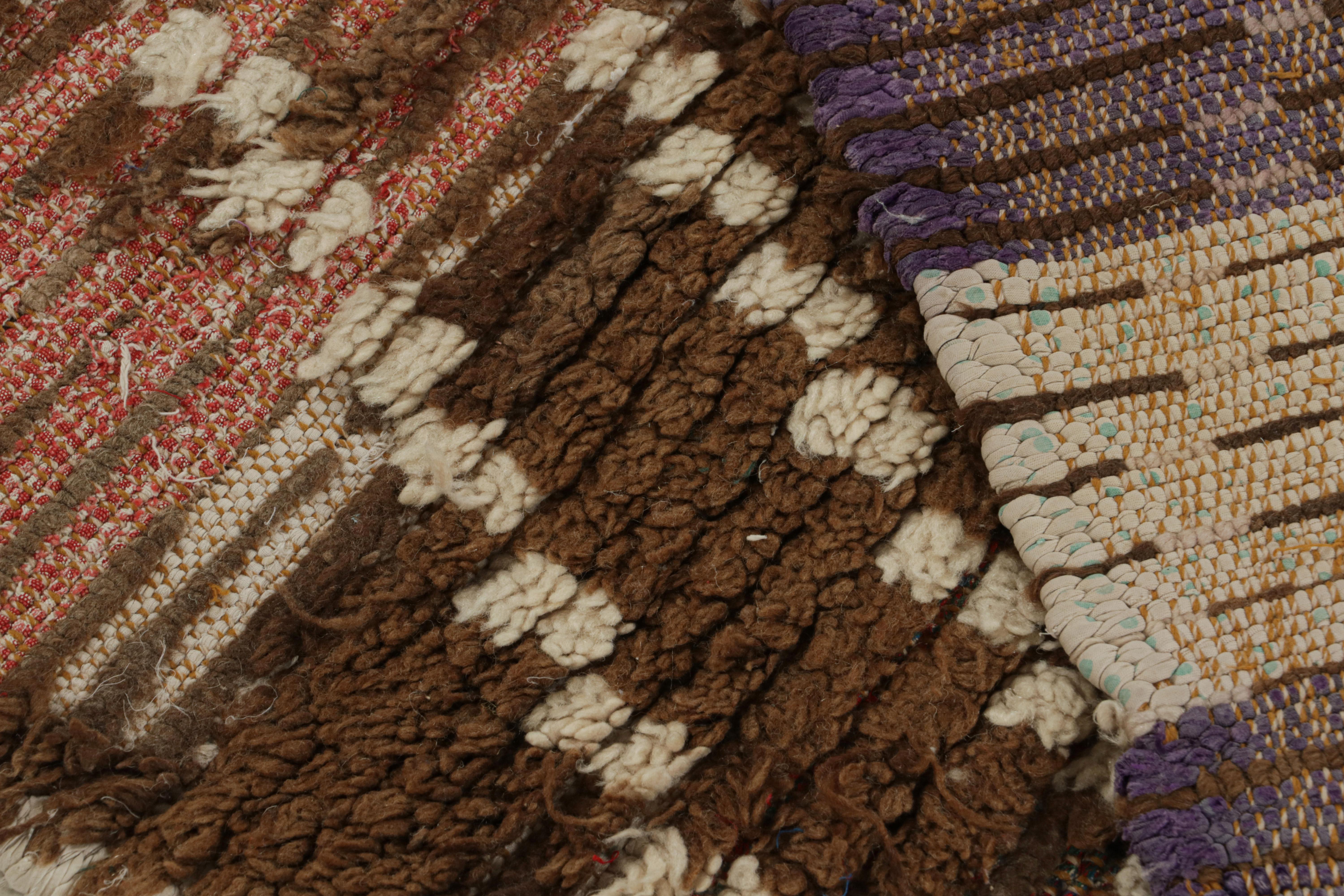 Marokkanischer Teppich Azilal aus den 1950er Jahren in Beige-Braun mit Stammesmustern von Rug & Kilim (Wolle) im Angebot