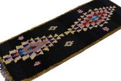 Tapis de course marocain Azilal des années 1950 en noir avec motifs de médaillons par Rug & Kilim