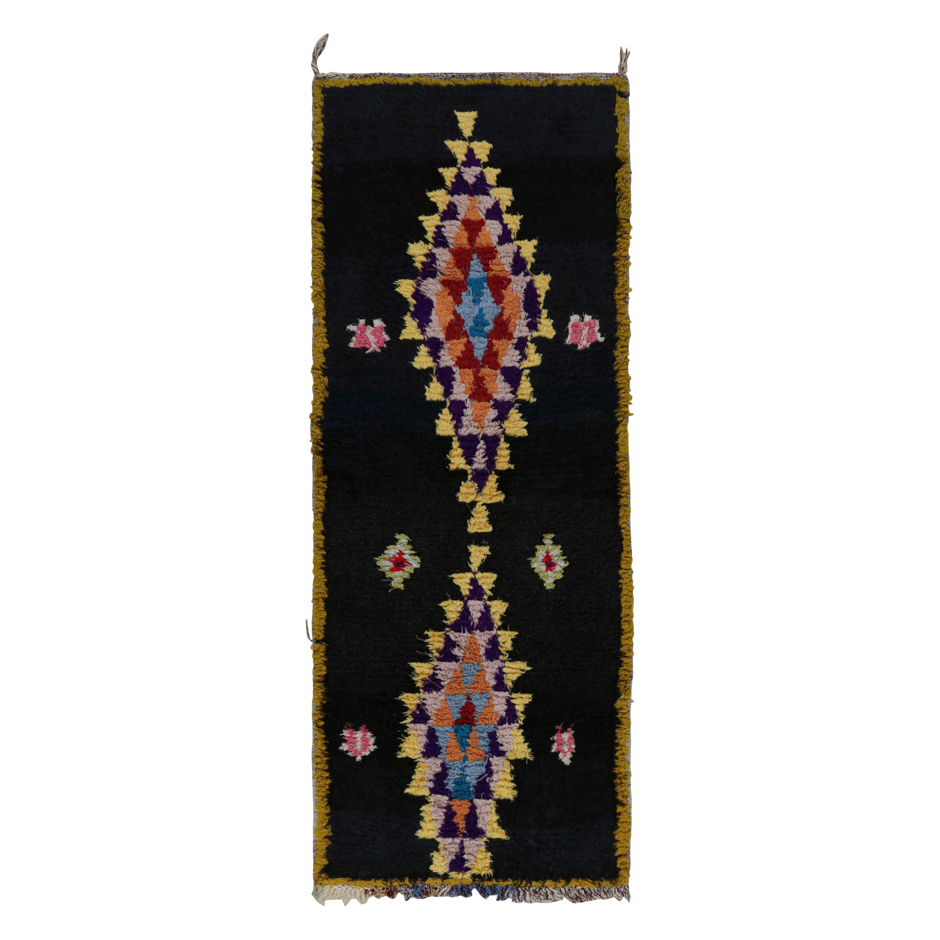 Tappeto runner marocchino Azilal del 1950 in nero con motivi a medaglione di Rug & Kilim