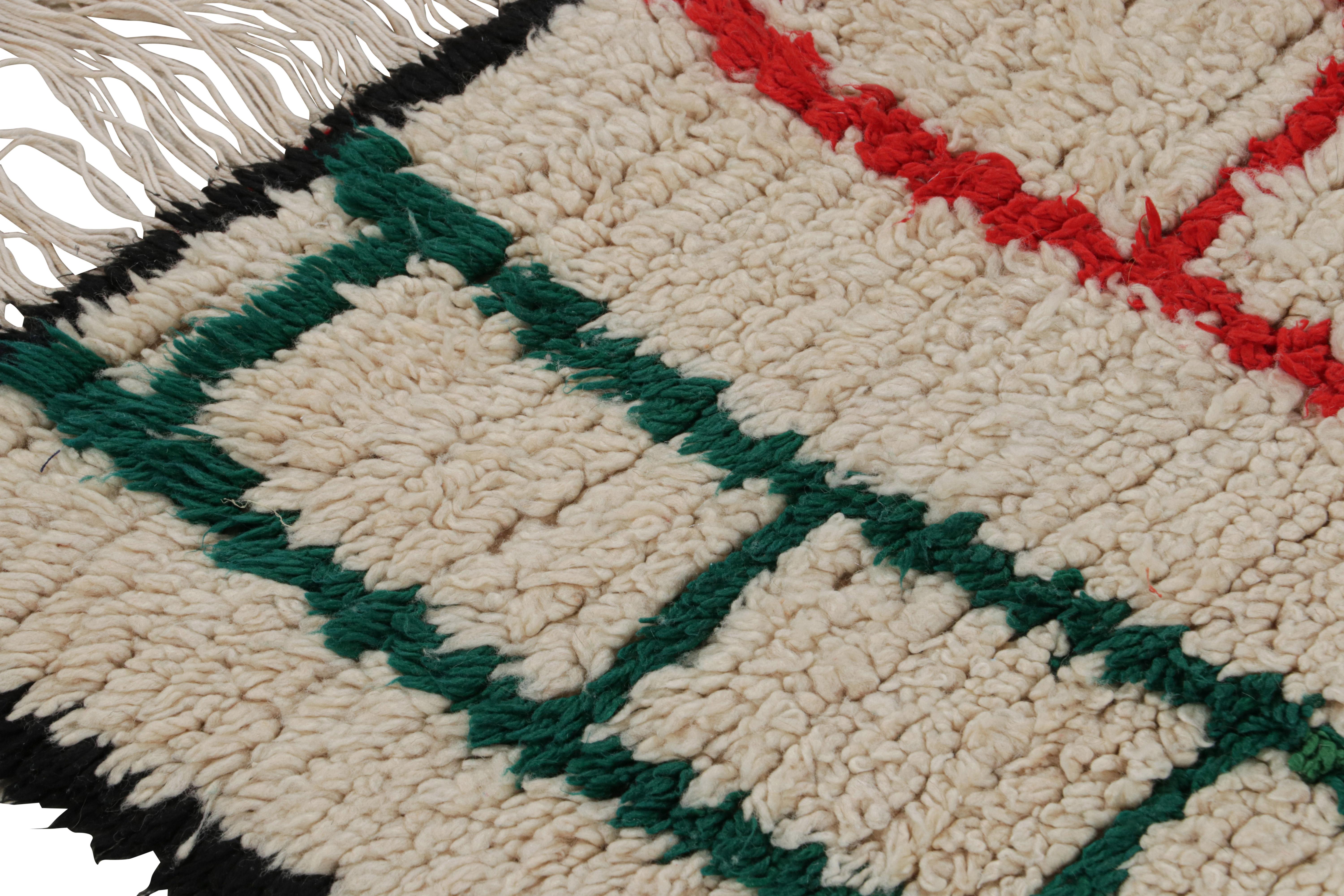 Alfombra marroquí Azilal de los años 50 con motivos policromáticos en crema by Rug & Kilim Anudado a mano en venta