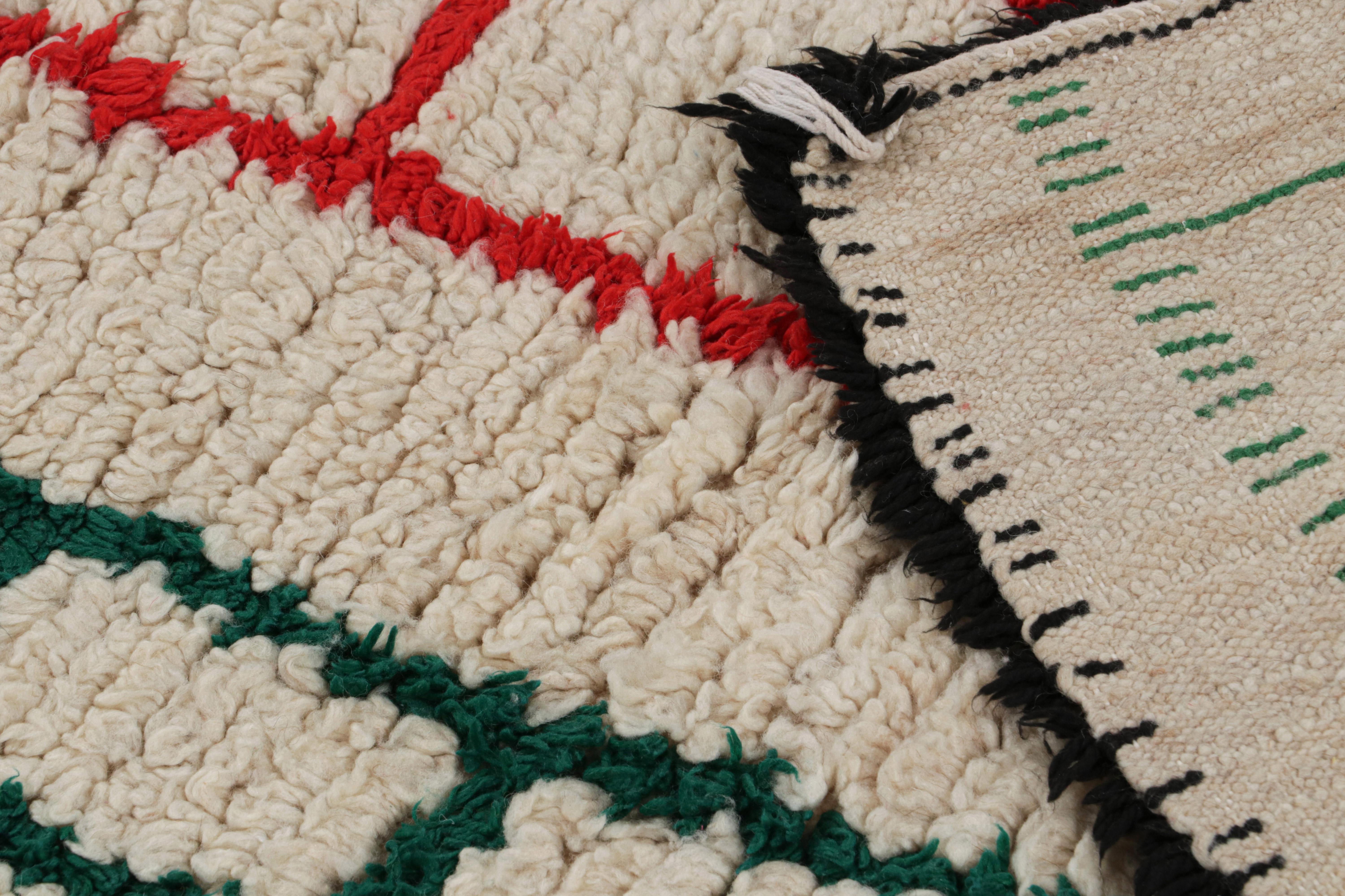 Alfombra marroquí Azilal de los años 50 con motivos policromáticos en crema by Rug & Kilim mediados del siglo XX en venta