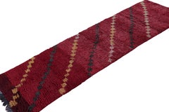 Tapis de course marocain Azilal des années 1950 en rouge avec motifs géométriques par Rug & Kilim