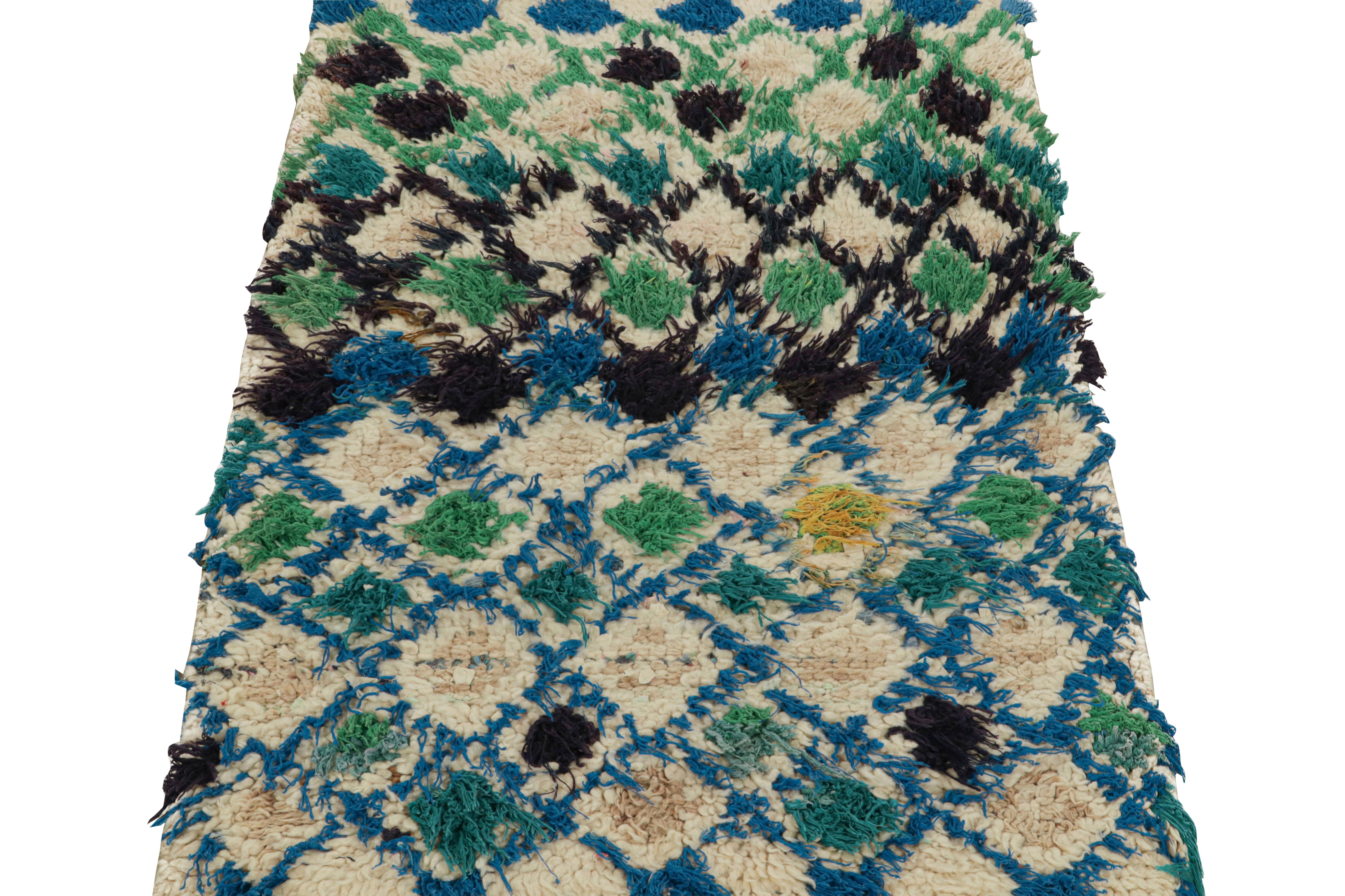 Tribale Tappeto Azilal marocchino del 1950 in beige con motivi a diamante di Rug & Kilim in vendita