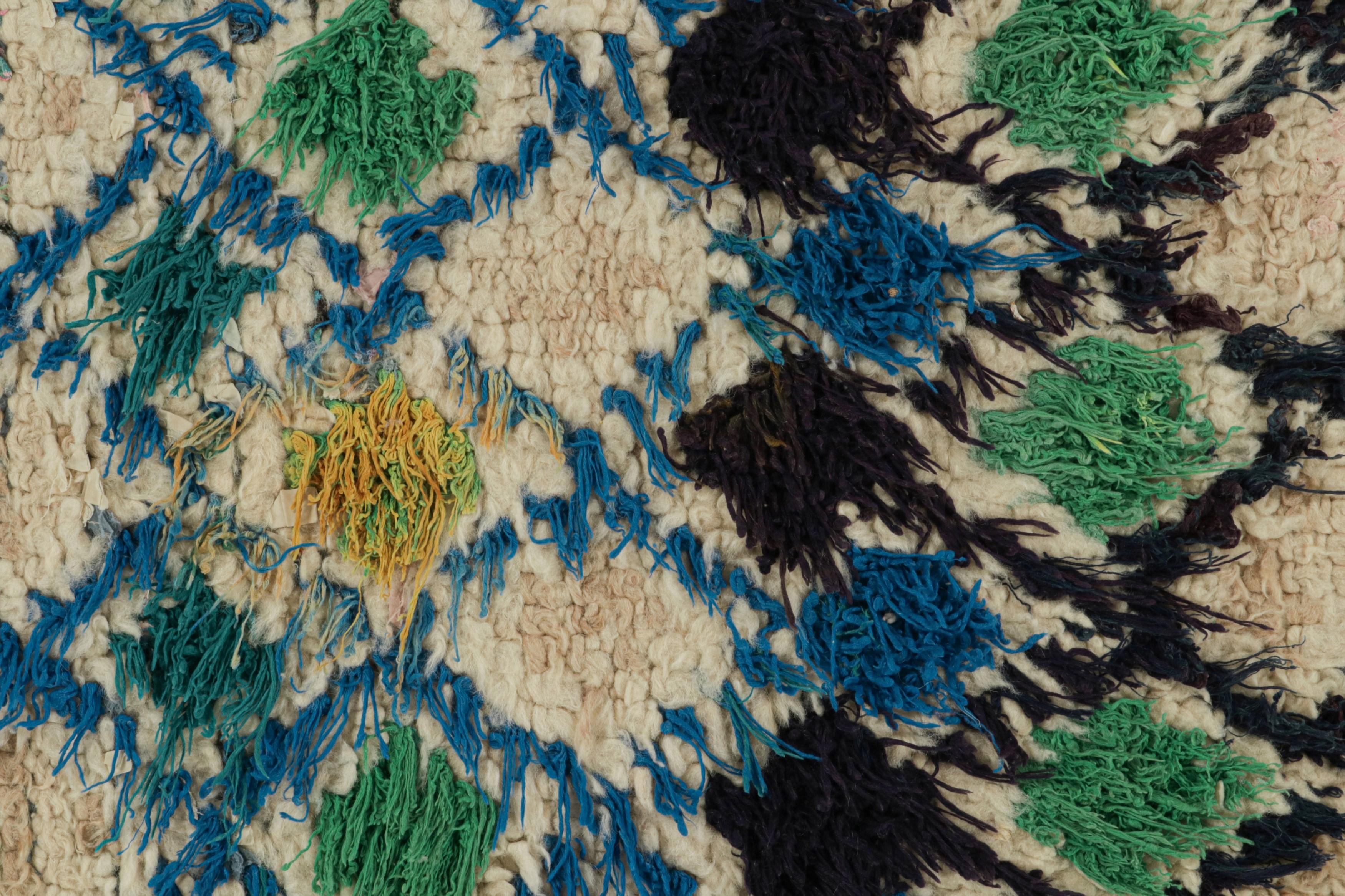 Tappeto Azilal marocchino del 1950 in beige con motivi a diamante di Rug & Kilim In condizioni buone in vendita a Long Island City, NY