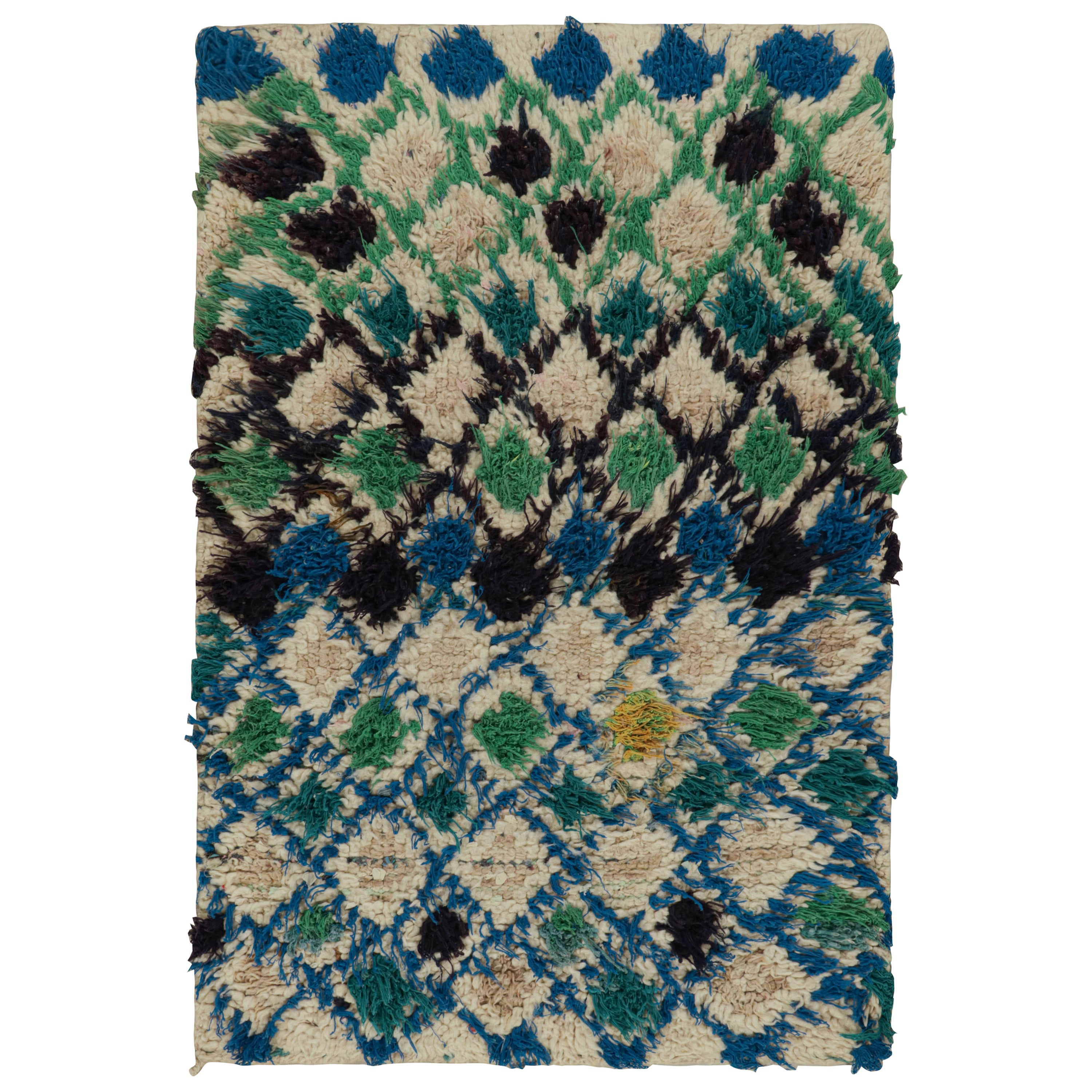 Tappeto Azilal marocchino del 1950 in beige con motivi a diamante di Rug & Kilim in vendita