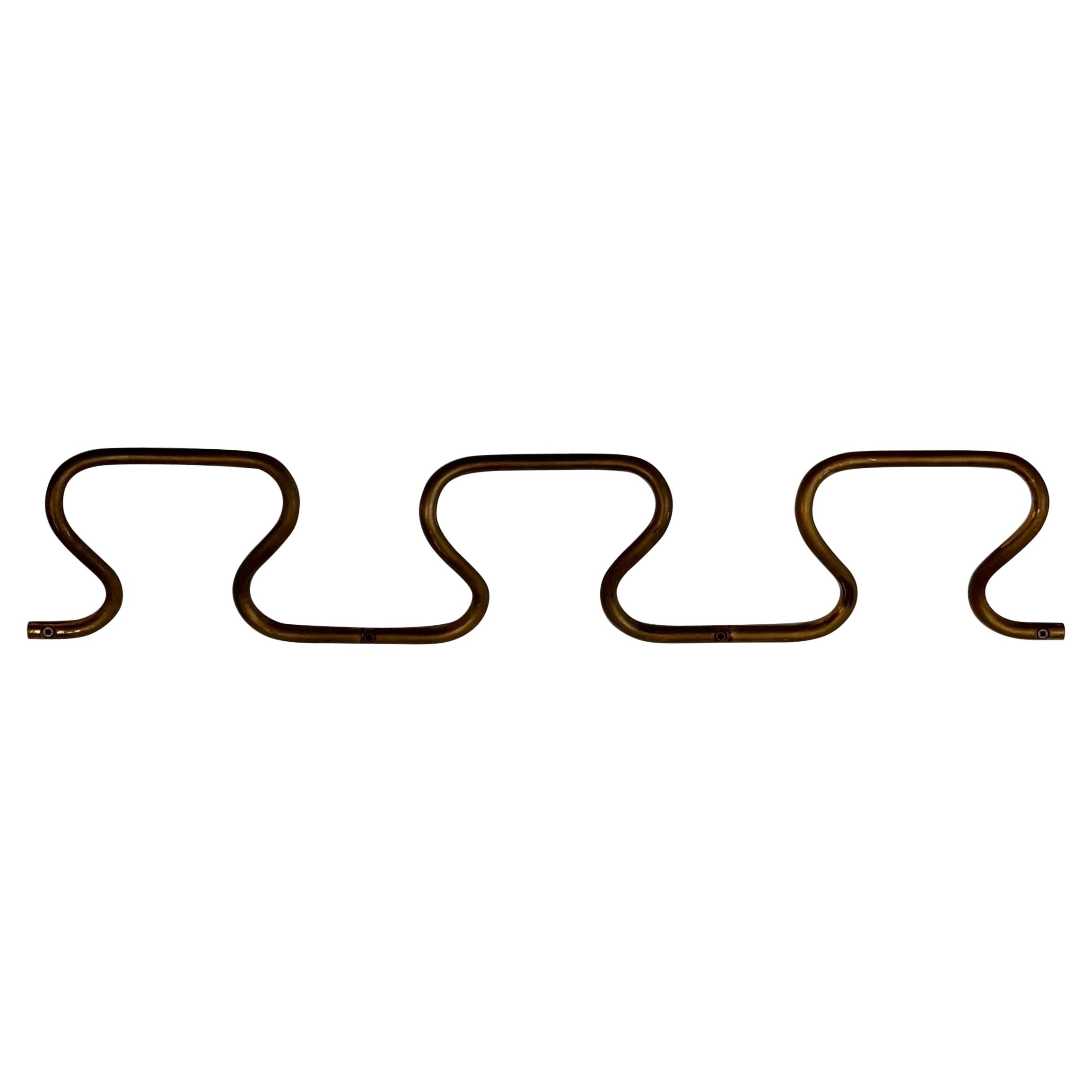 Azucena „AT3 Greca“ Wand Garderobenständer aus Messing mit griechischem Schlüsseldesign, 1950er Jahre im Angebot