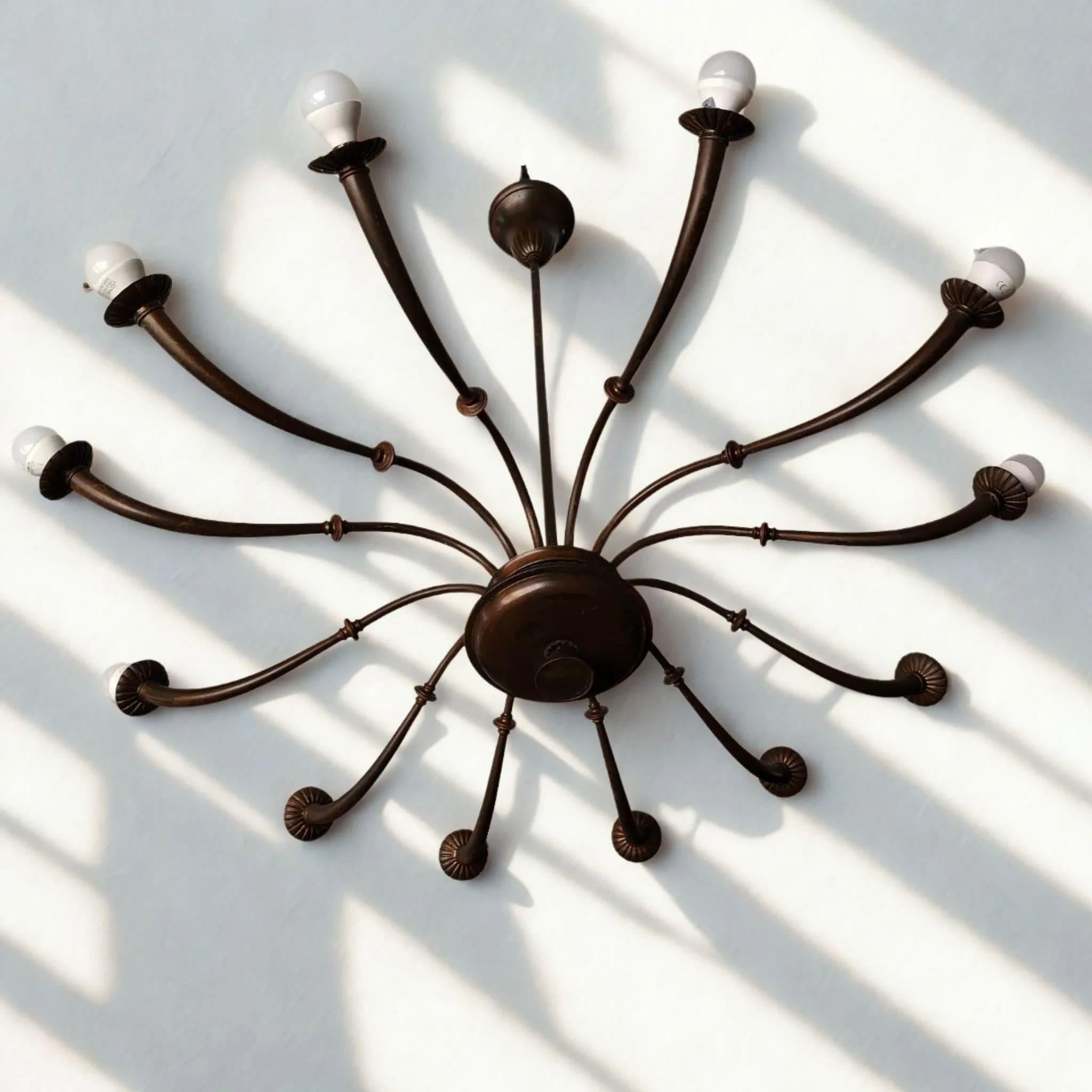Araña de latón de 12 luces Azucena, moderna de mediados de siglo, 1950, de Caccia Dominioni Italiano en venta