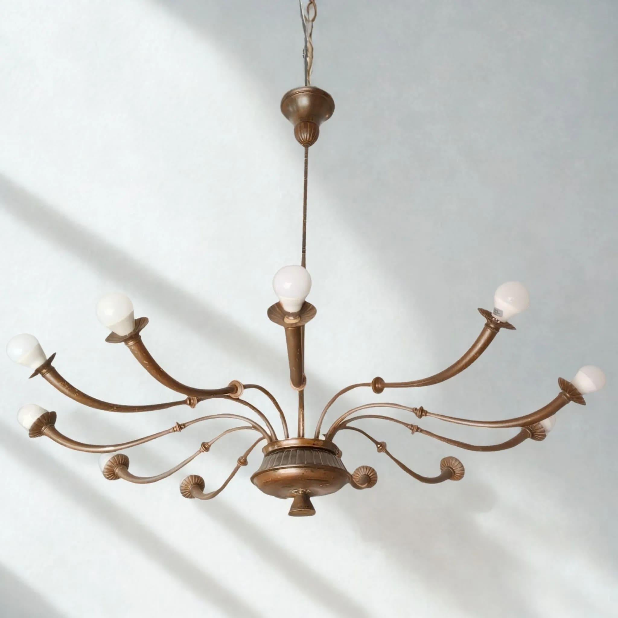 Araña de latón de 12 luces Azucena, moderna de mediados de siglo, 1950, de Caccia Dominioni en Bueno estado para la venta en Nicolosi, IT