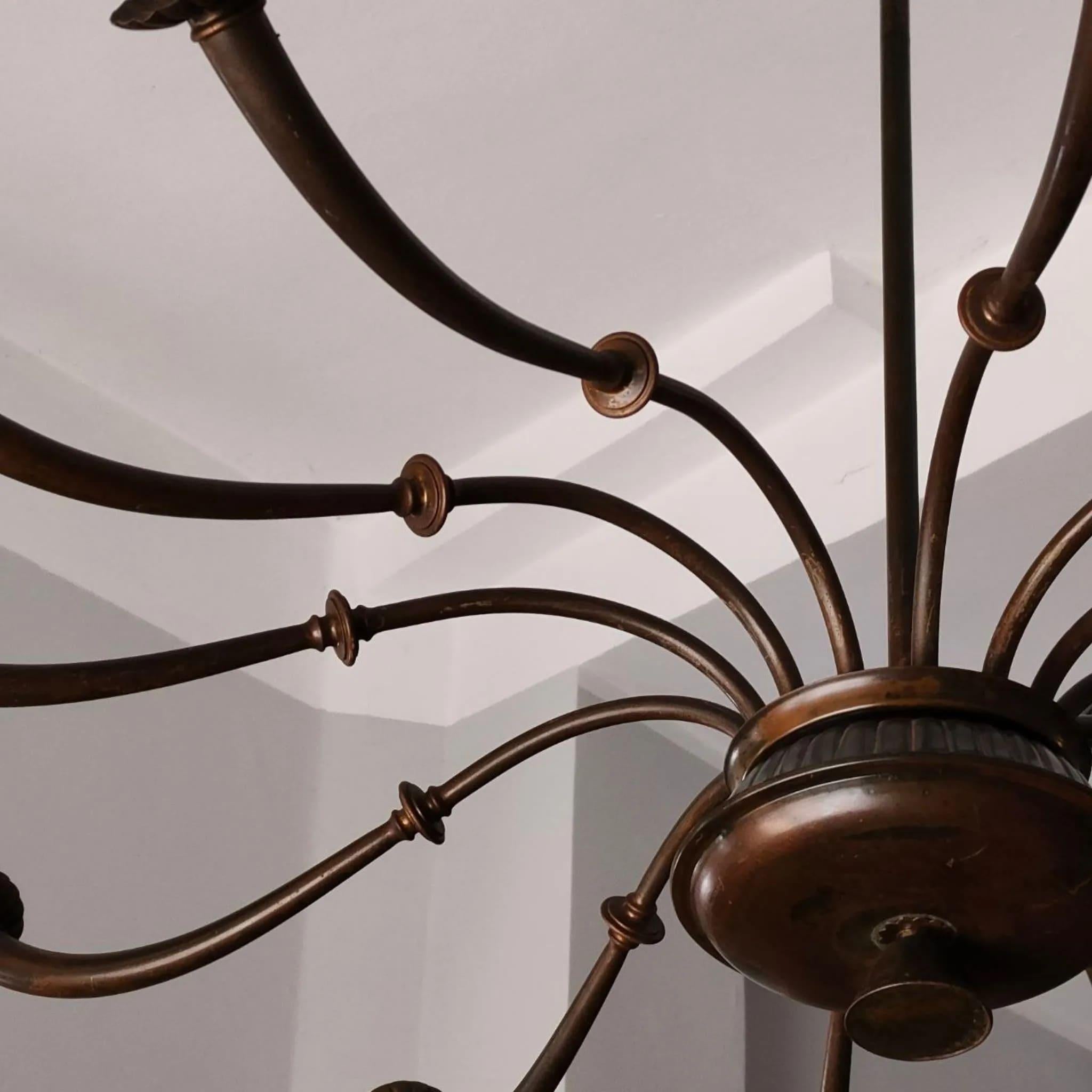 Araña de latón de 12 luces Azucena, moderna de mediados de siglo, 1950, de Caccia Dominioni mediados del siglo XX en venta