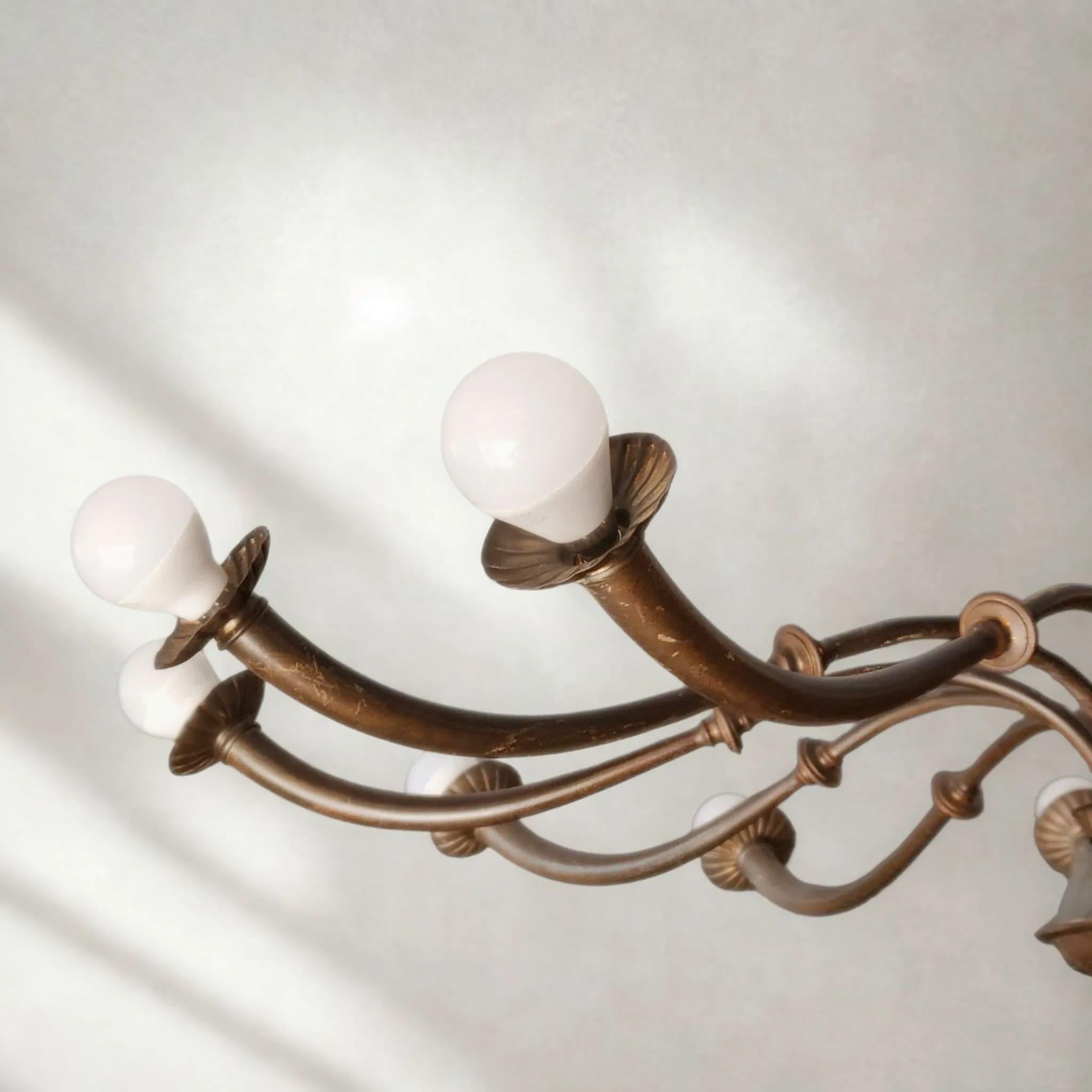 Araña de latón de 12 luces Azucena, moderna de mediados de siglo, 1950, de Caccia Dominioni Latón en venta