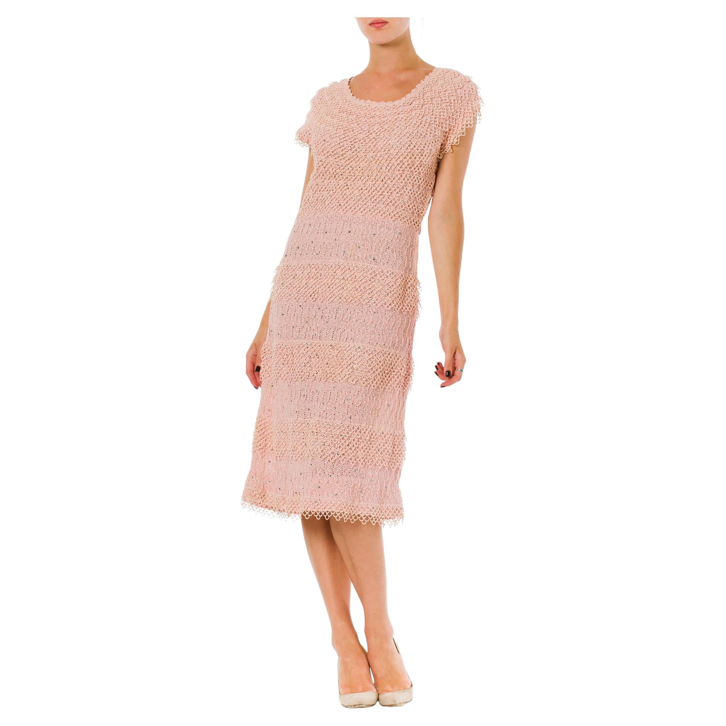 Strick-Wiggle-Kleid aus Baumwollmischung in Babyrosa aus den 1950er Jahren mit Wellenschliff und Kristallen im Angebot