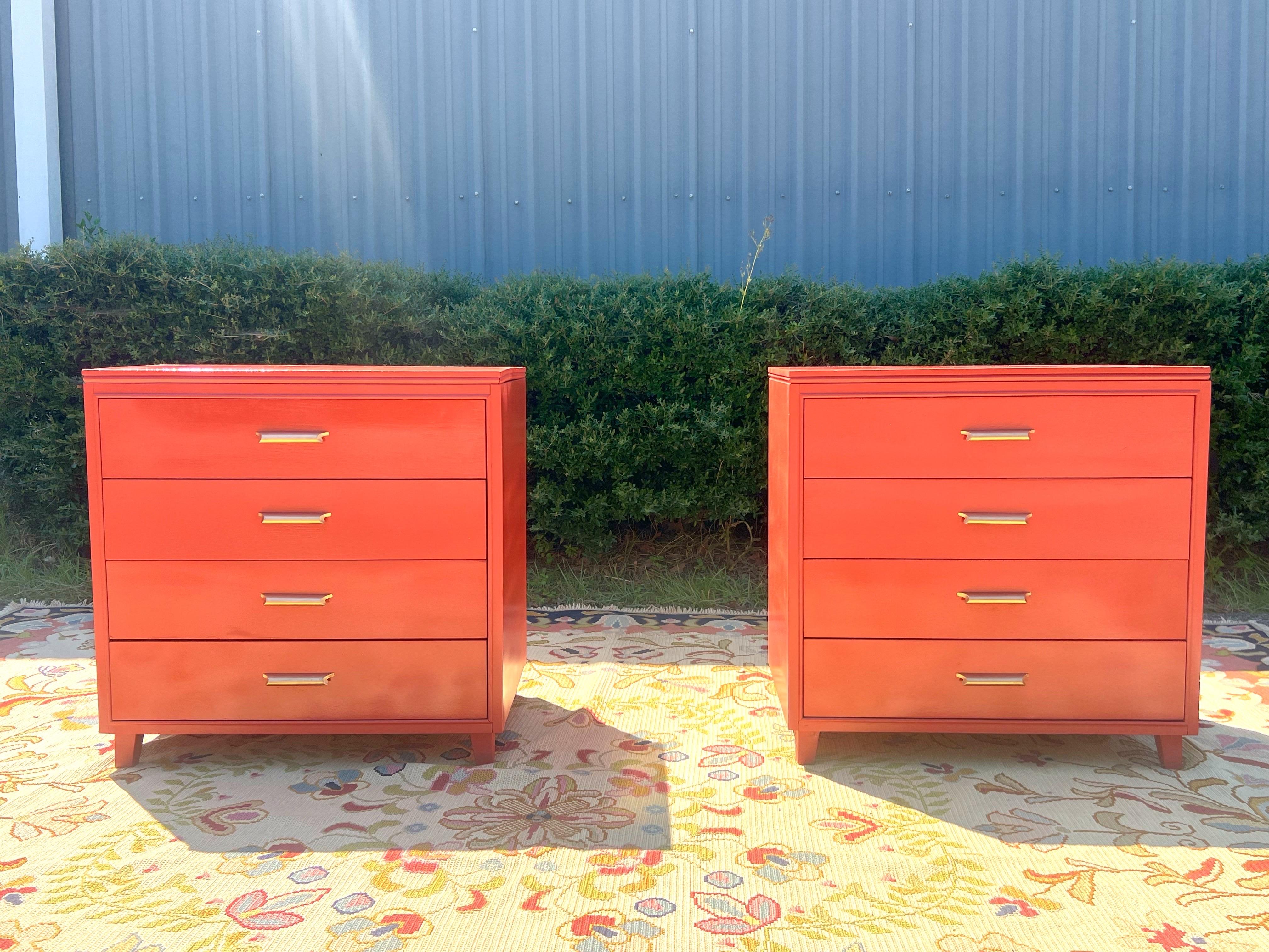Paire de petites commodes ou de grandes tables de nuit assorties et laquées en Farrow & Ball 