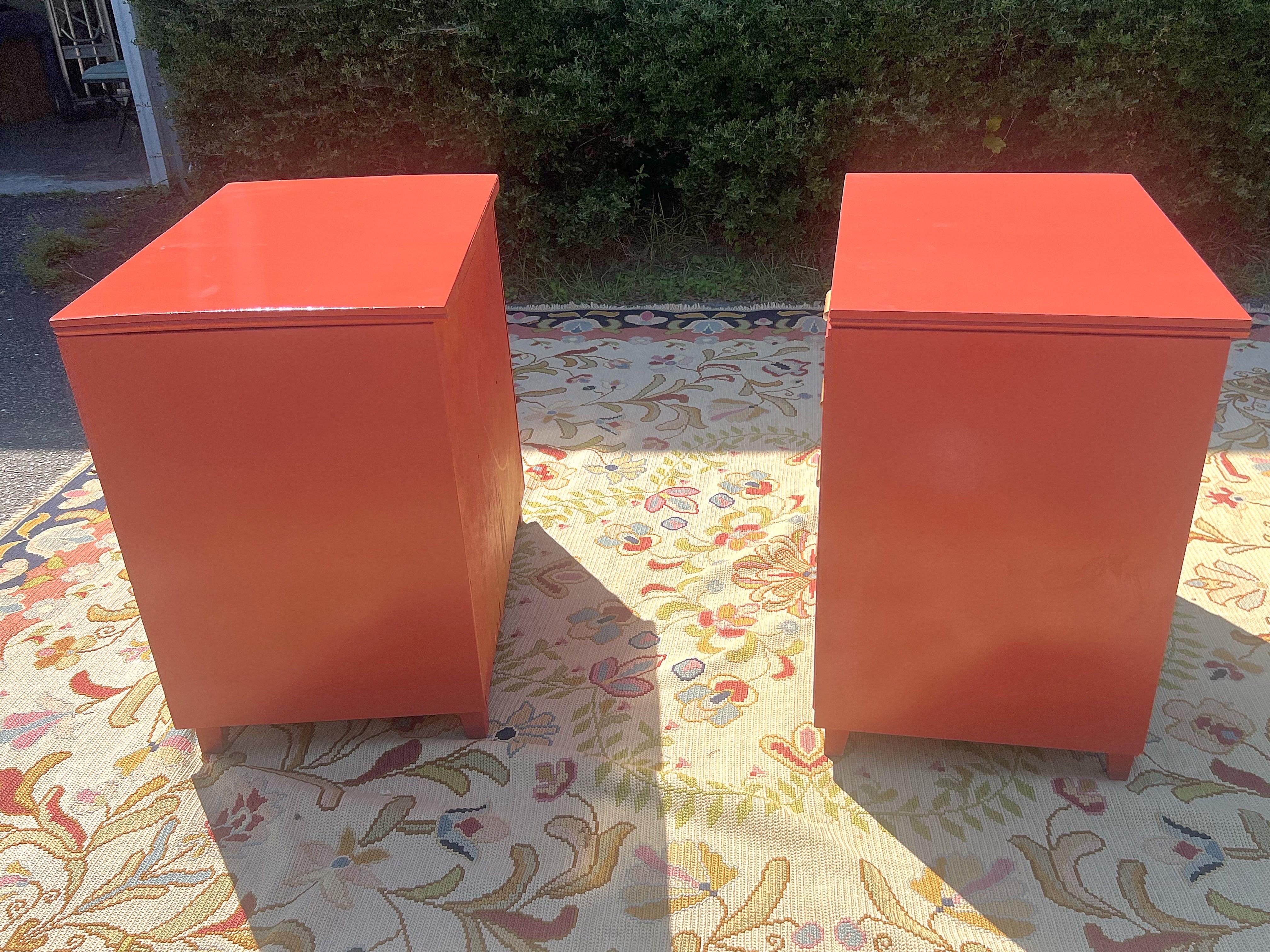 Bois Commodes de célibataires des années 1950 / Grandes tables de nuit laquées en Bambouzle de Ball and Ball en vente
