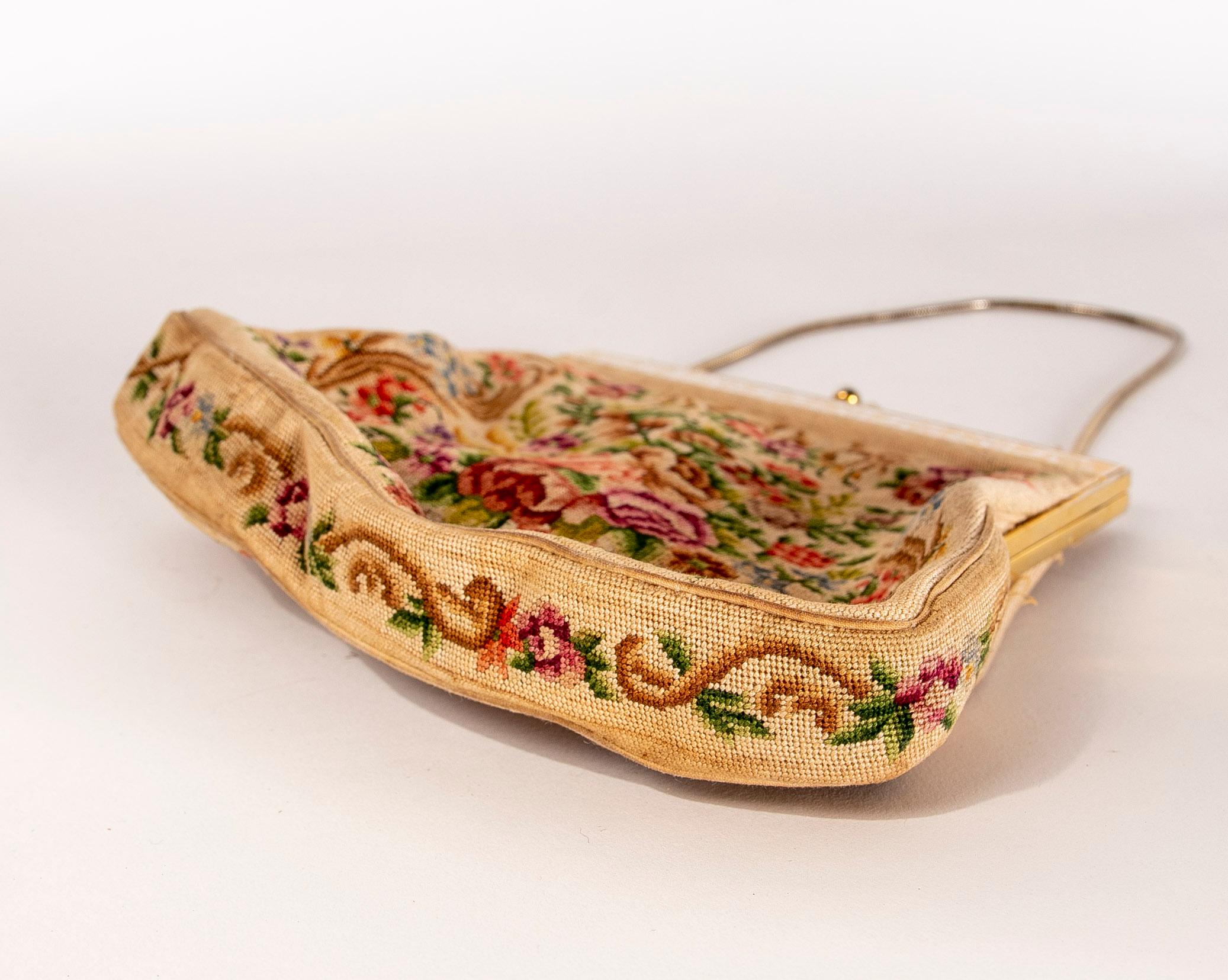 1950s Bag with Embroidery and Silk For Sale 3