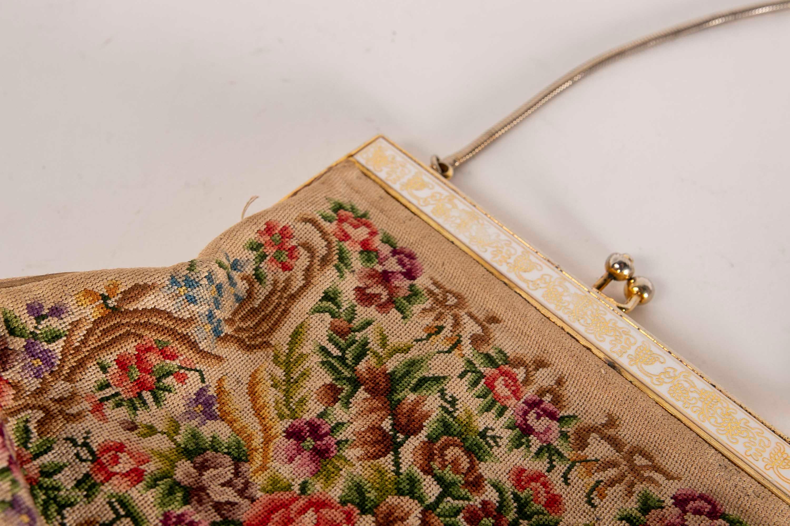 1950s Bag with Embroidery and Silk In Good Condition For Sale In Marbella, ES