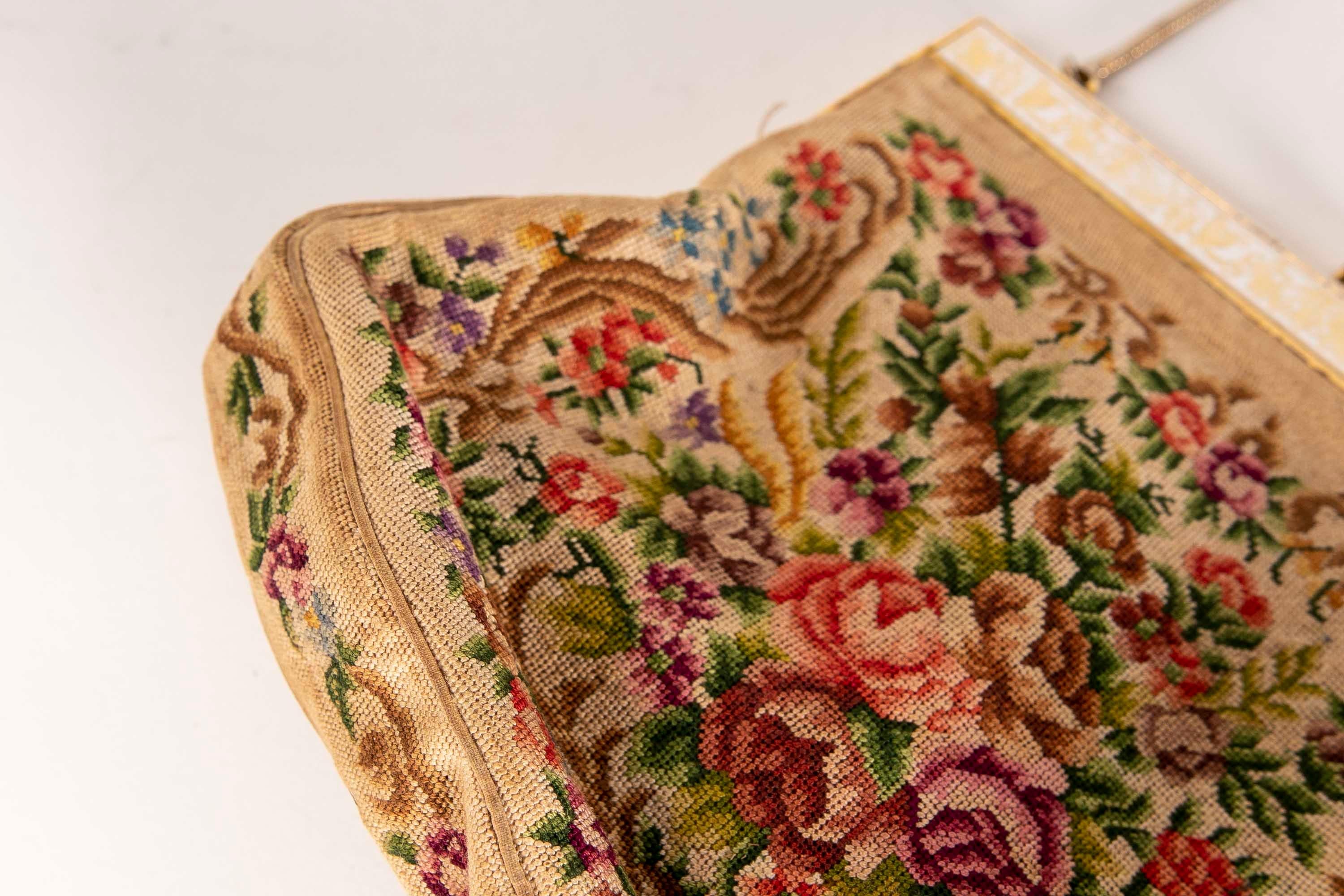 1950s Bag with Embroidery and Silk For Sale 2