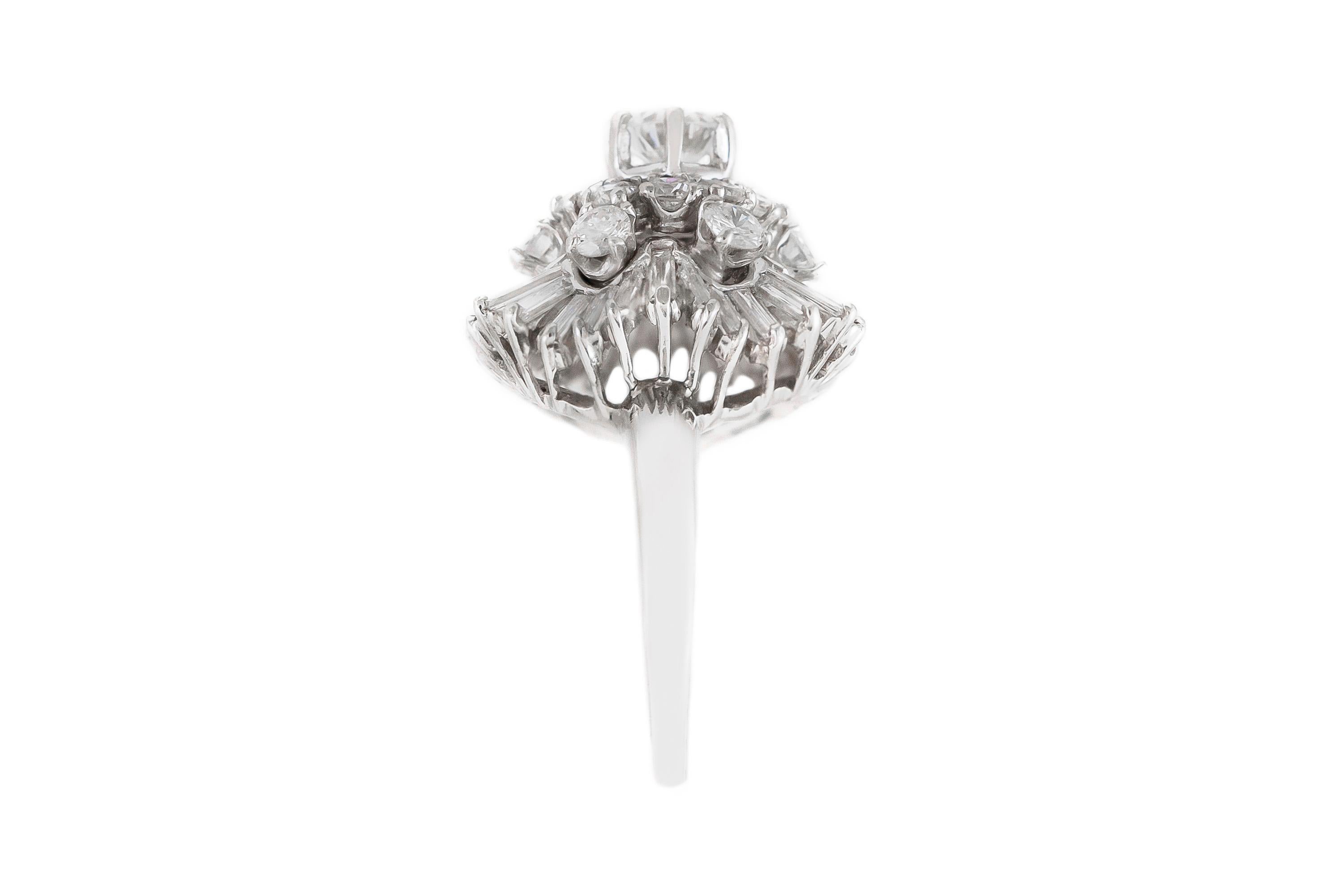 Ring mit Baguettes und runden Diamanten auf Blumenfassung aus den 1950er Jahren (Baguetteschliff) im Angebot
