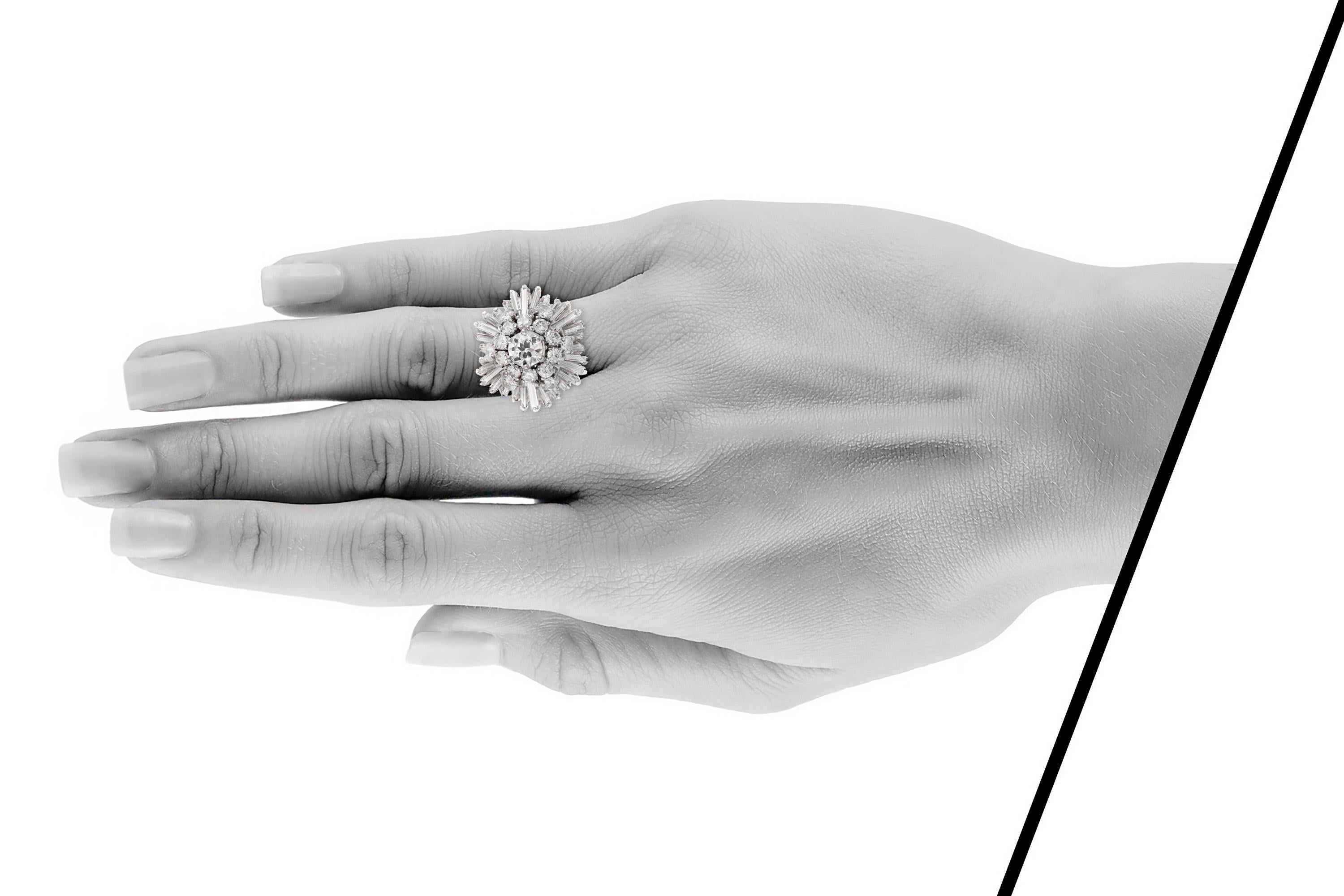 Ring mit Baguettes und runden Diamanten auf Blumenfassung aus den 1950er Jahren im Zustand „Hervorragend“ im Angebot in New York, NY
