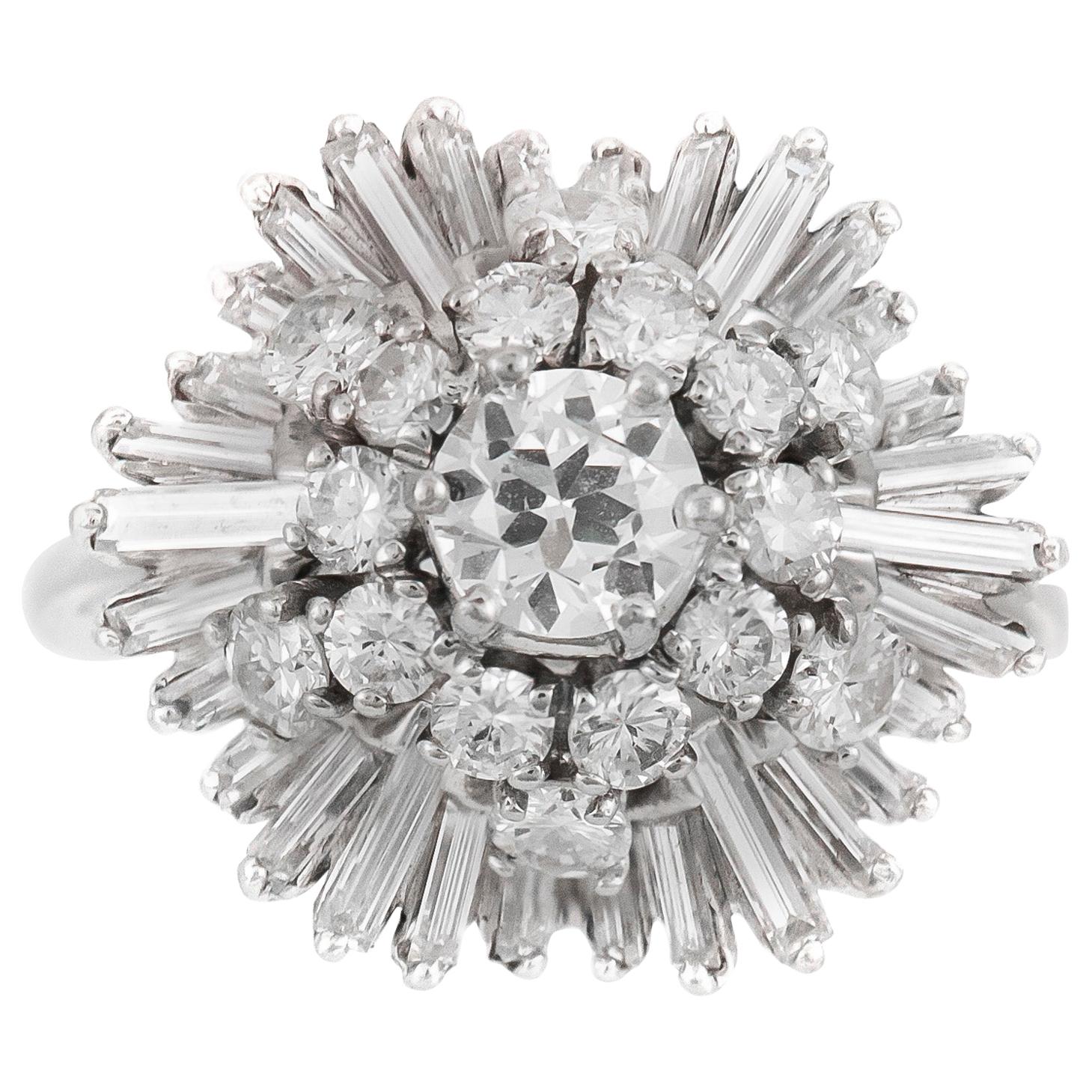 Ring mit Baguettes und runden Diamanten auf Blumenfassung aus den 1950er Jahren im Angebot