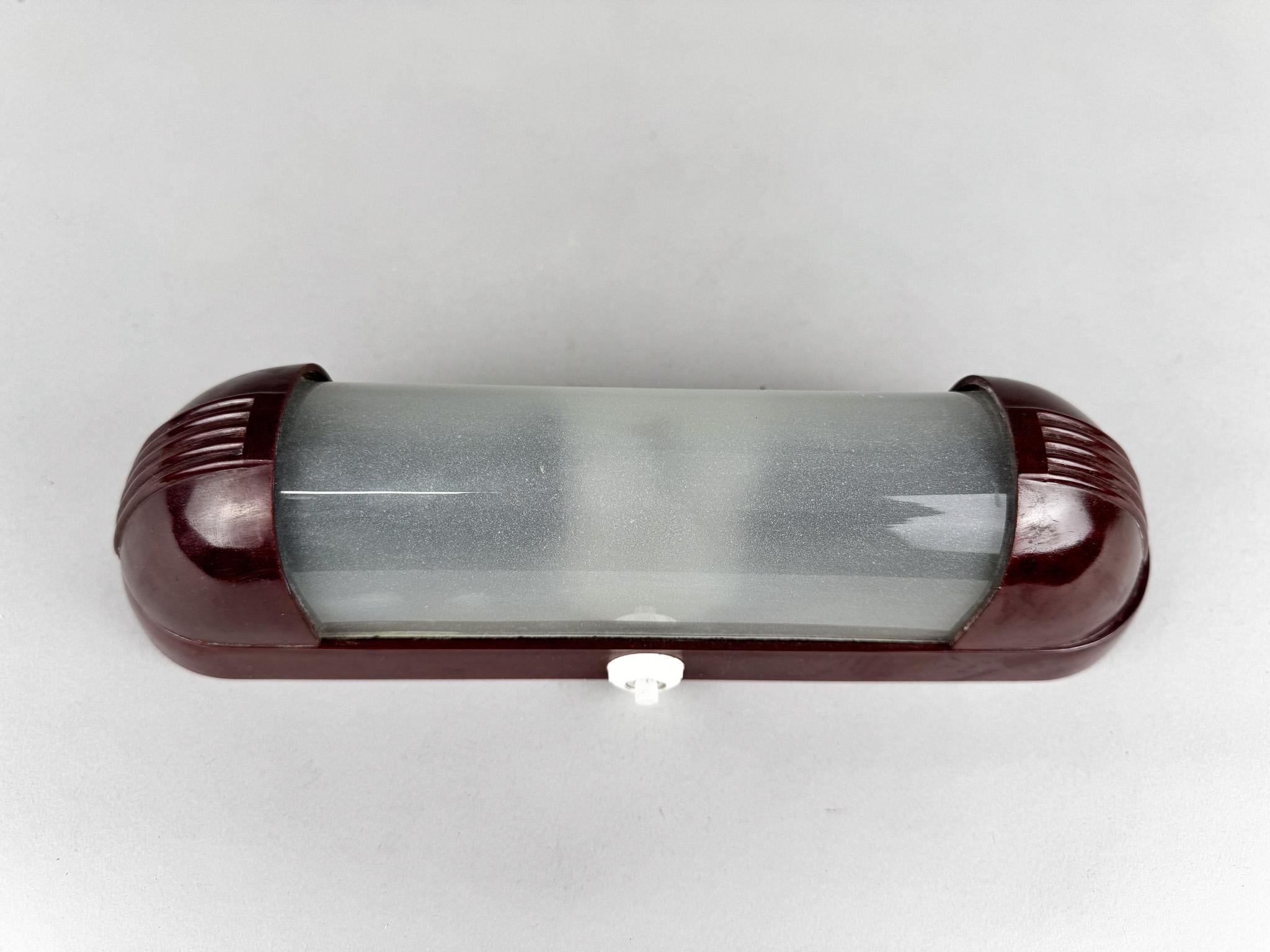 Aplique de baquelita y plástico de mediados de siglo.
Bombilla: 1 x E 14. Cableado nuevo. Adaptador para EE.UU. incluido.
