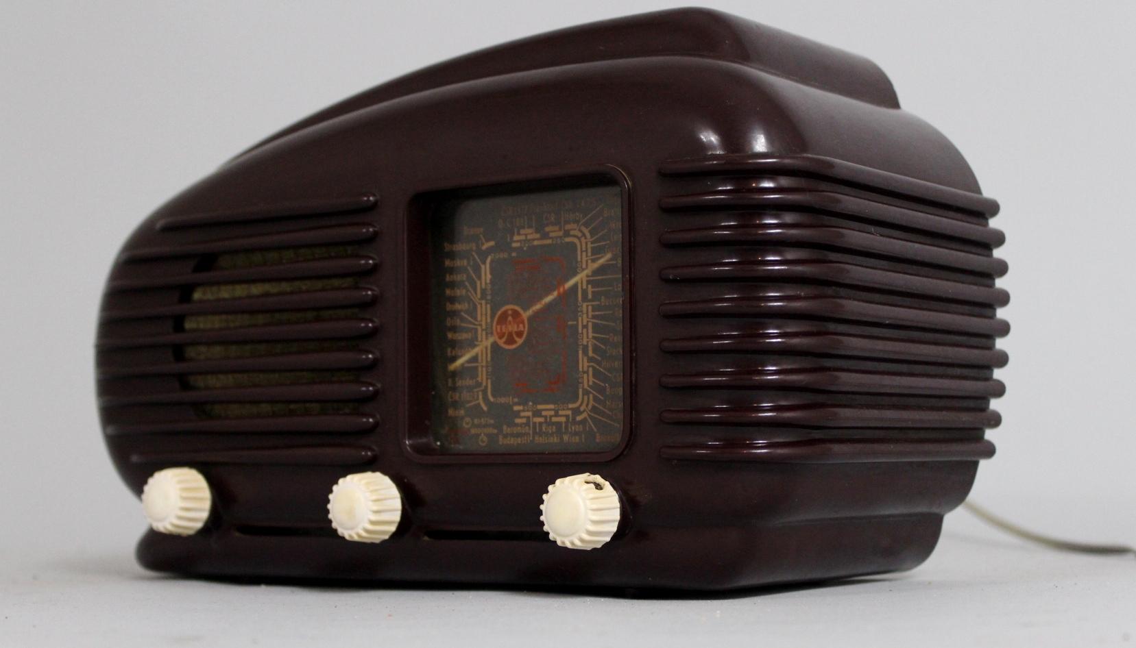 Bakelite radio Talisman made by Tesla is from the 1950s. It is in very good working condition. Original plug connector.