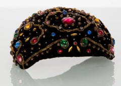 chapeau Balenciaga Haute Couture des années 1950 en velours noir à bijoux