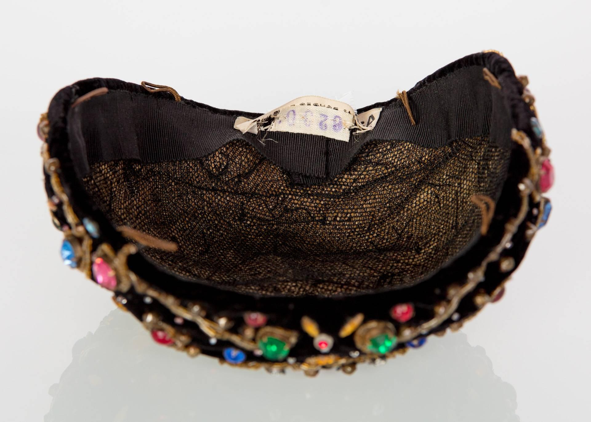 1950s Balenciaga Haute Couture Black Velvet Jewel Toque Hat In Excellent Condition For Sale In Boca Raton, FL