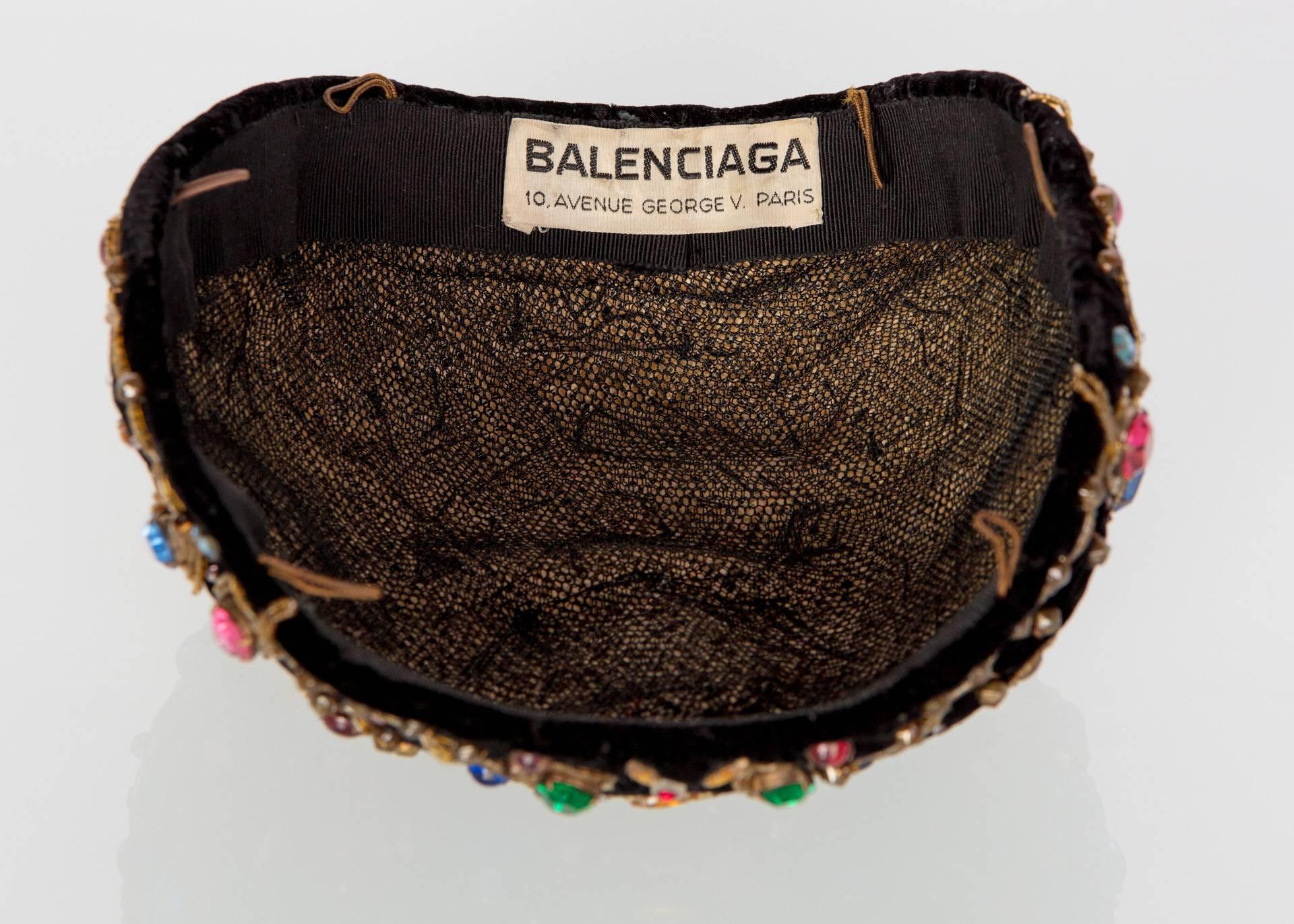 Balenciaga Haute Couture Chapeau Toque en velours noir orné de bijoux, années 1950 Excellent état - En vente à Boca Raton, FL