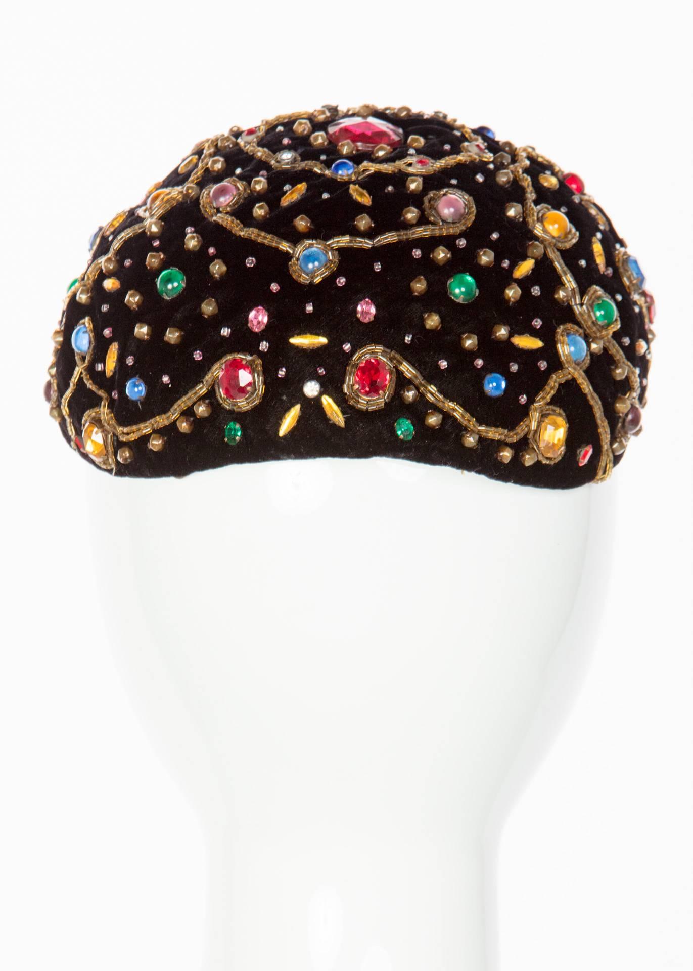 Balenciaga Haute Couture Chapeau Toque en velours noir orné de bijoux, années 1950 en vente 1