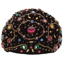 Balenciaga Haute Couture Chapeau Toque en velours noir orné de bijoux, années 1950