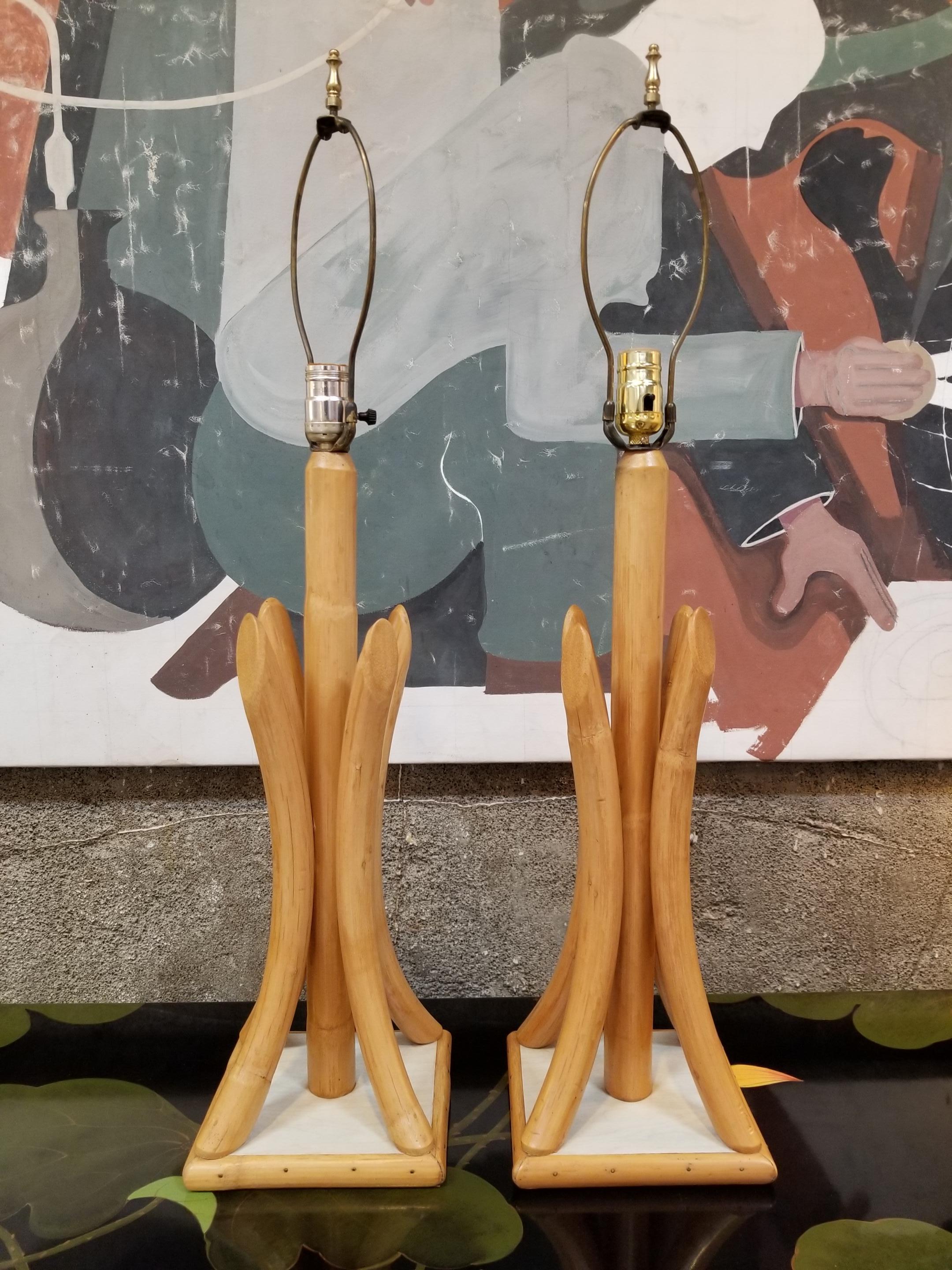 Une paire de lampes de table vintage en bambou avec leurs abat-jour vintage. Excellent état vintage avec une légère usure des teintes. La base mesure 7,25 pouces carrés. Les abat-jour mesurent 12 de diamètre et 15,5 de hauteur.