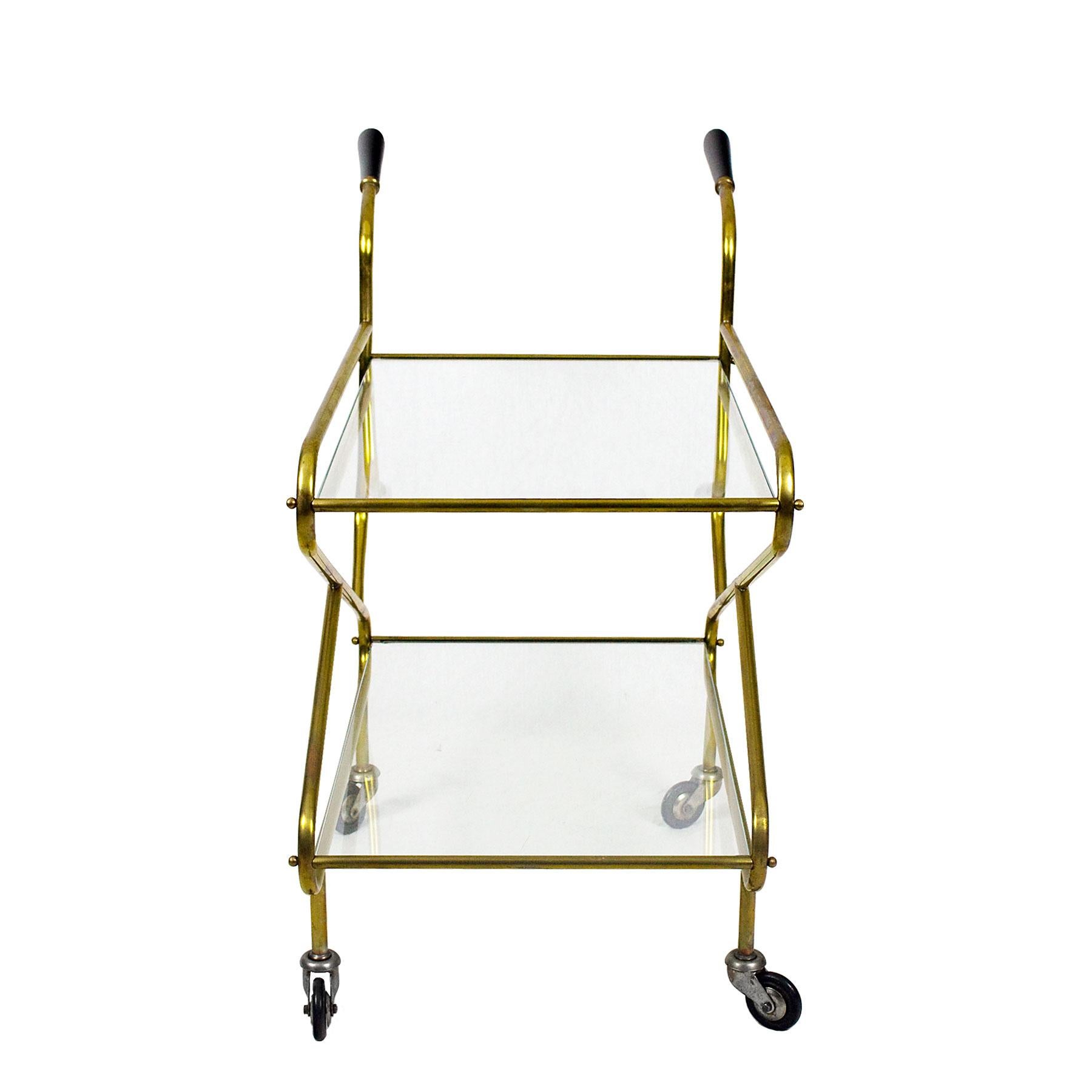 Milieu du XXe siècle Chariot de bar moderne du milieu du siècle en laiton massif, verres d'origine - France en vente