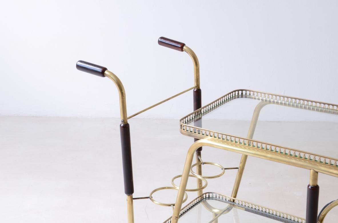 Mid-Century Modern Chariot de bar des années 1950 avec deux plateaux en verre taillé en vente