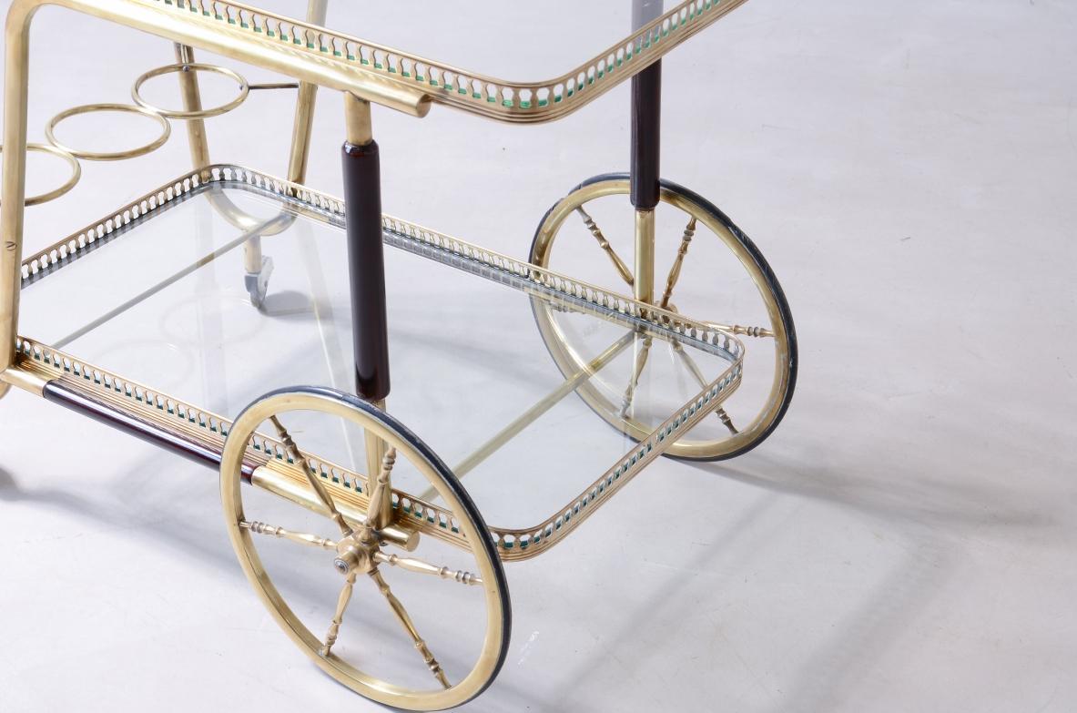 italien Chariot de bar des années 1950 avec deux plateaux en verre taillé en vente