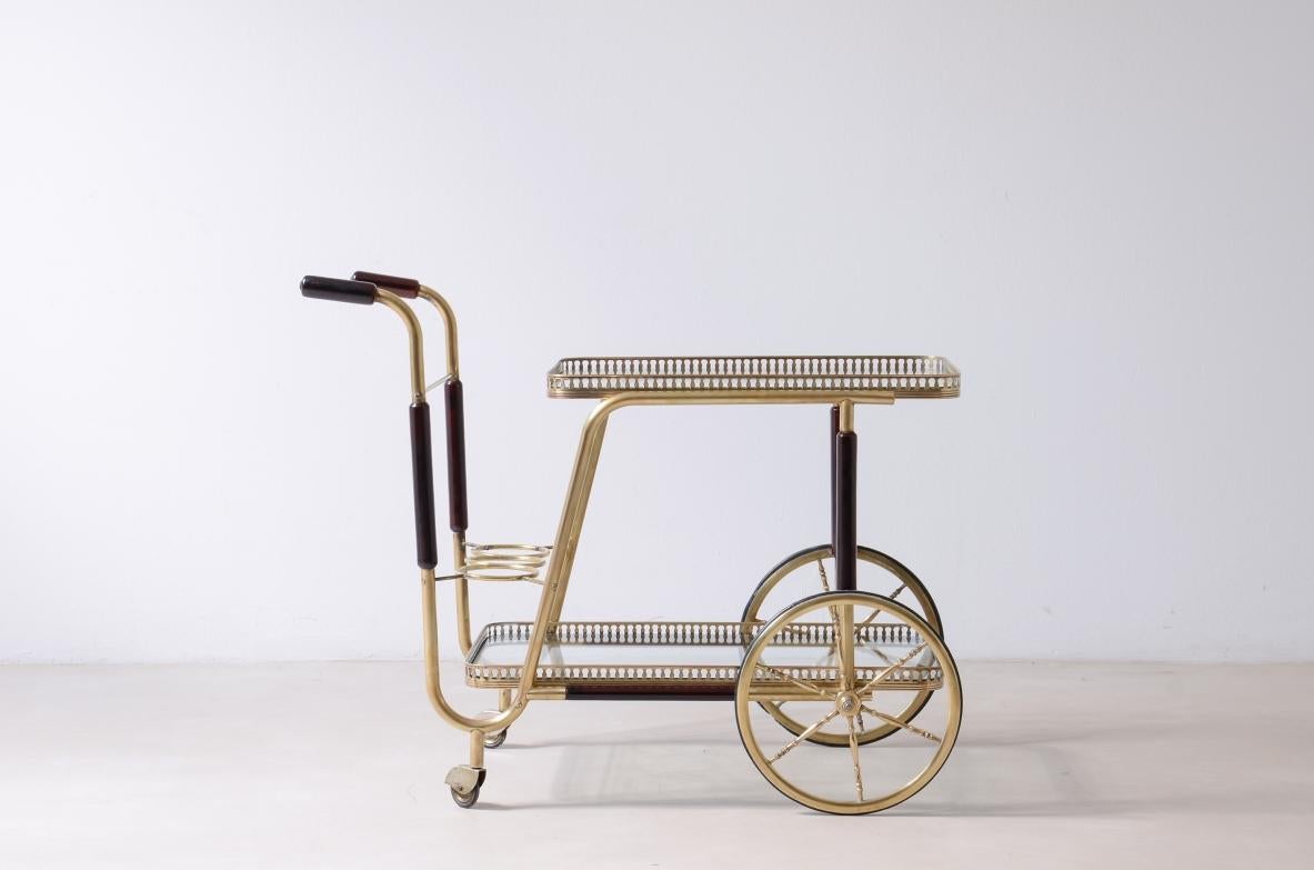 Chariot de bar des années 1950 avec deux plateaux en verre taillé Excellent état - En vente à Milano, IT