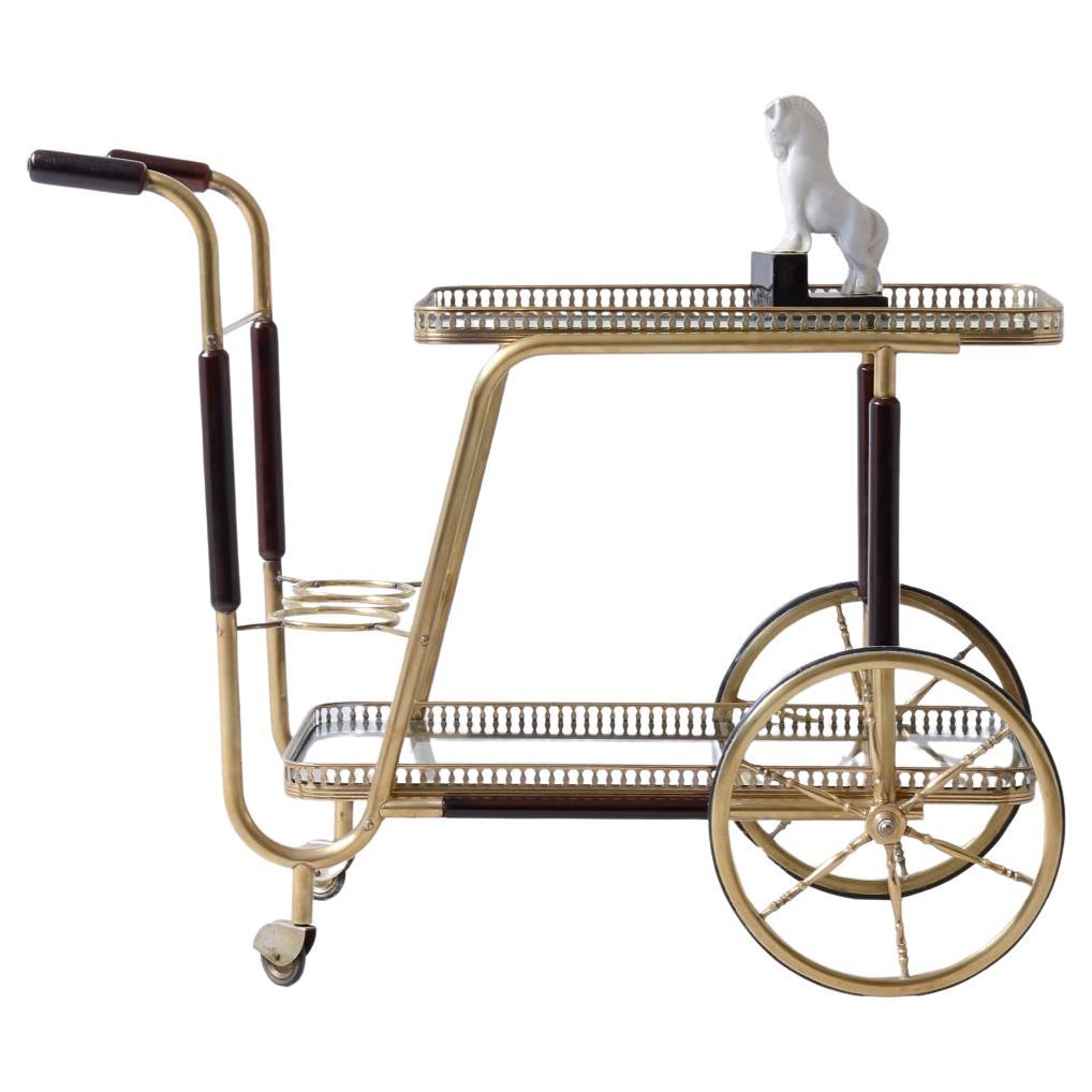 Chariot de bar des années 1950 avec deux plateaux en verre taillé en vente