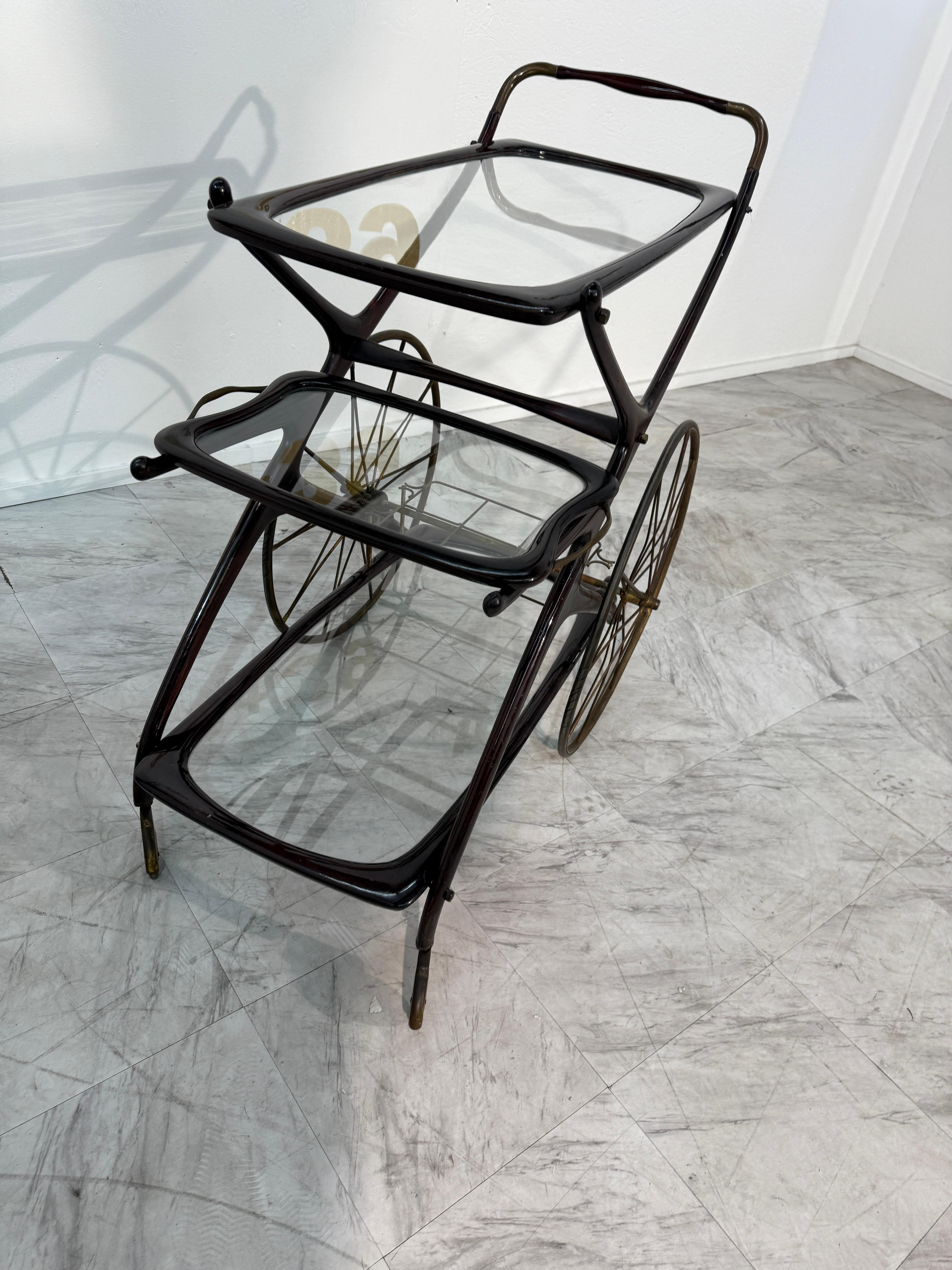 1950s Bar Trolley with Spoked Wheels and Glass Shelves en venta 5
