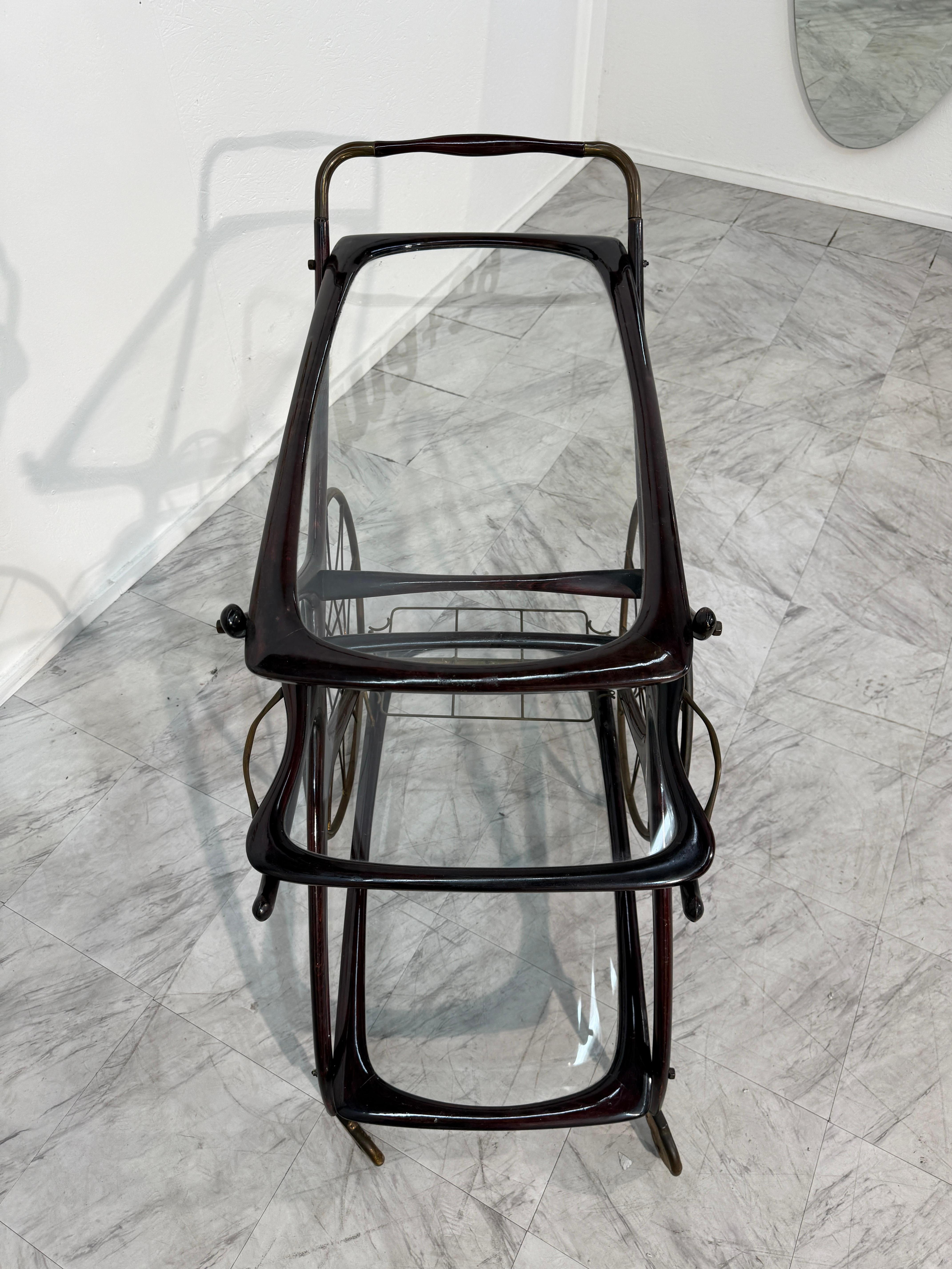 1950s Bar Trolley with Spoked Wheels and Glass Shelves en venta 6