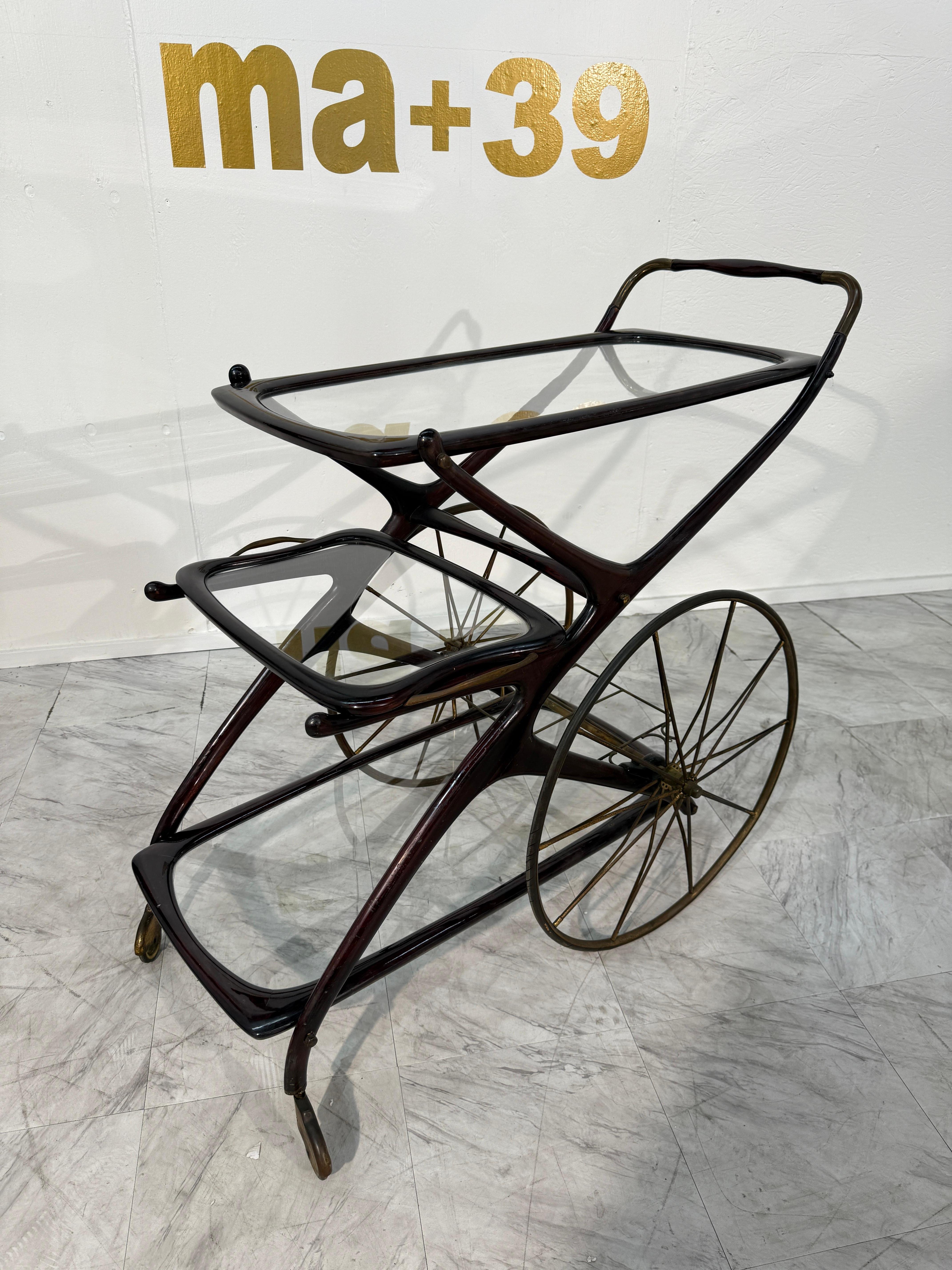 1950s Bar Trolley with Spoked Wheels and Glass Shelves Moderno de mediados de siglo en venta