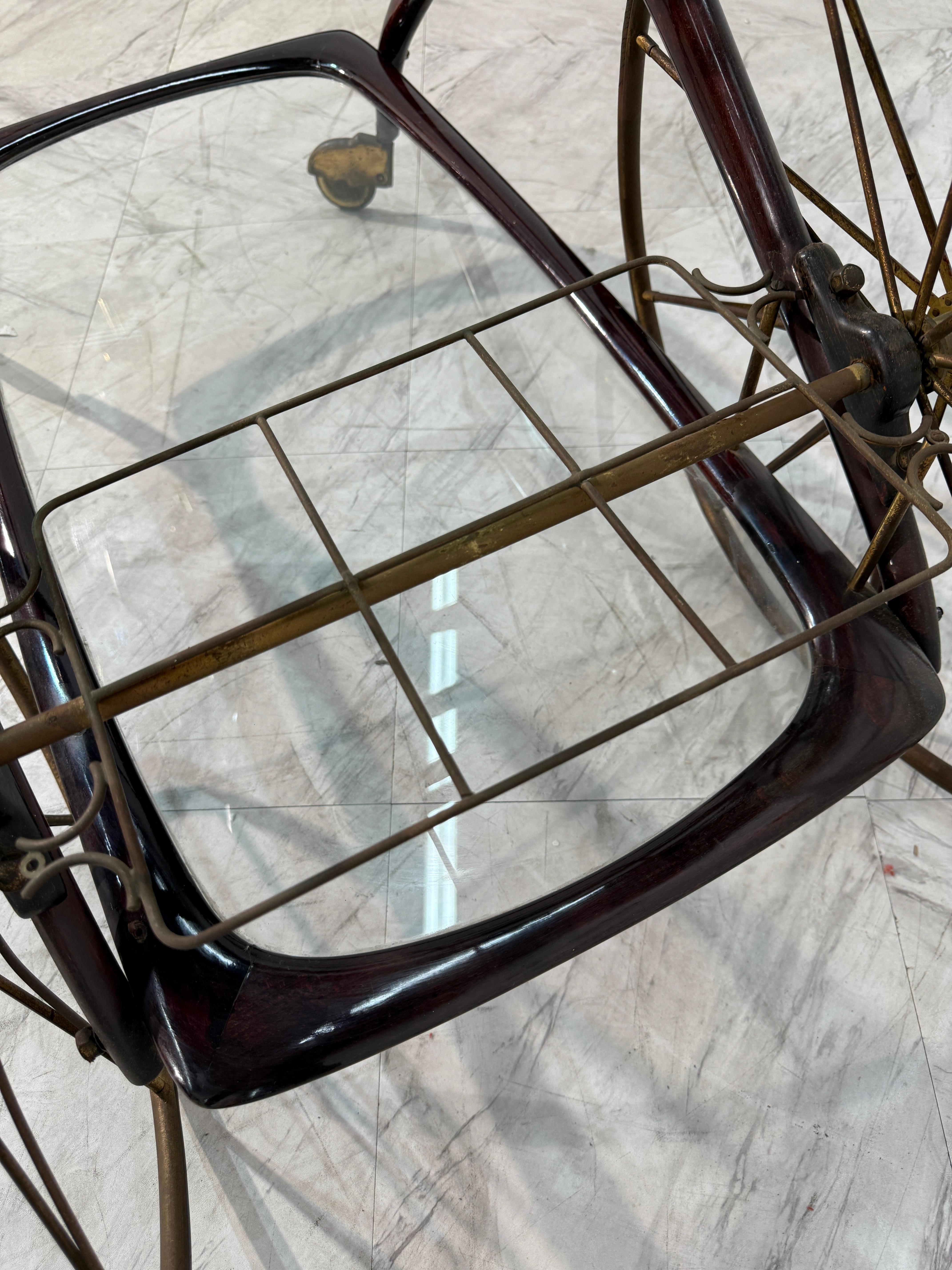 1950s Bar Trolley with Spoked Wheels and Glass Shelves en venta 2