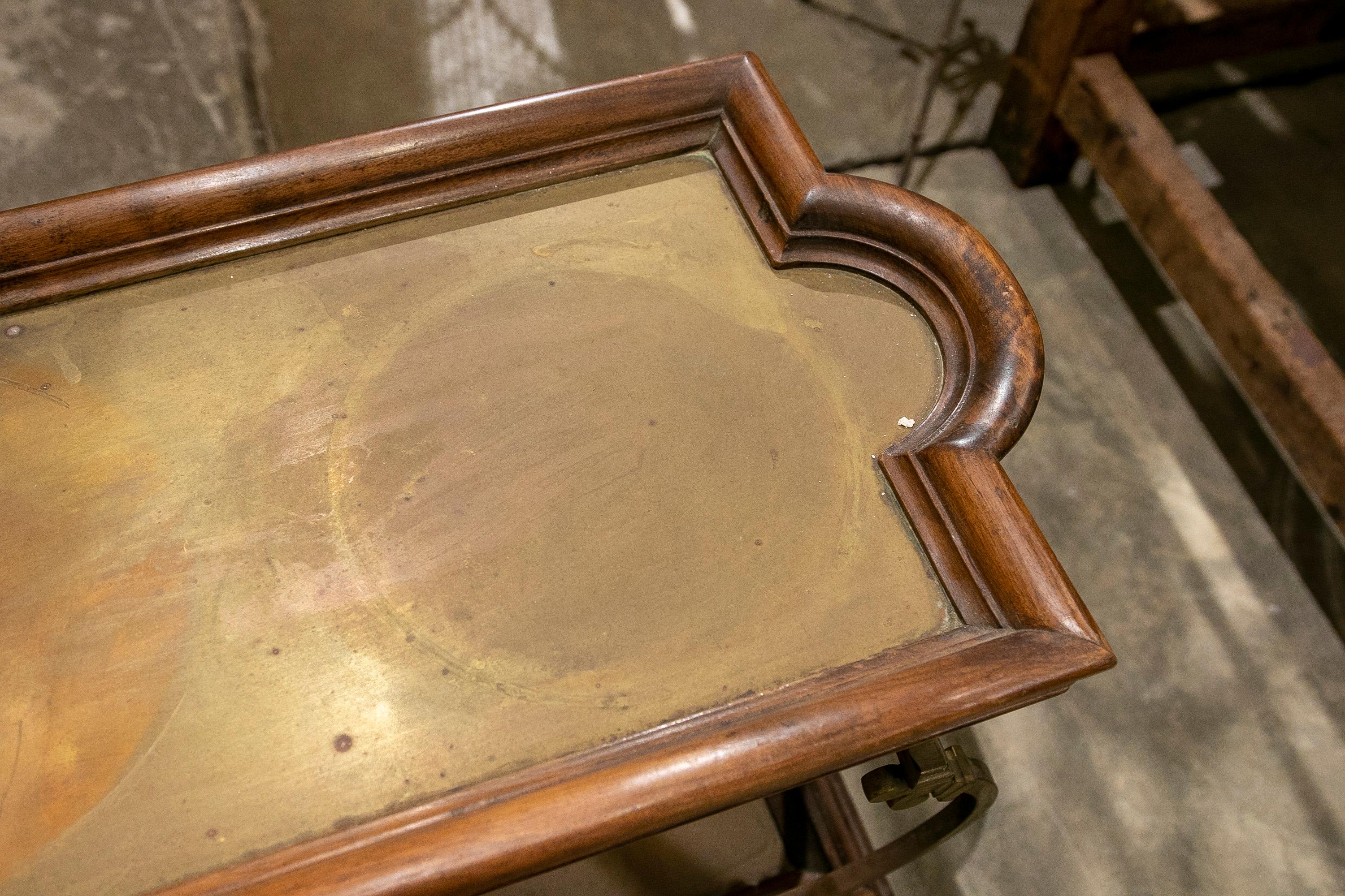 Chariot de bar des années 1950 avec roues en bois et décorations en laiton en vente 8