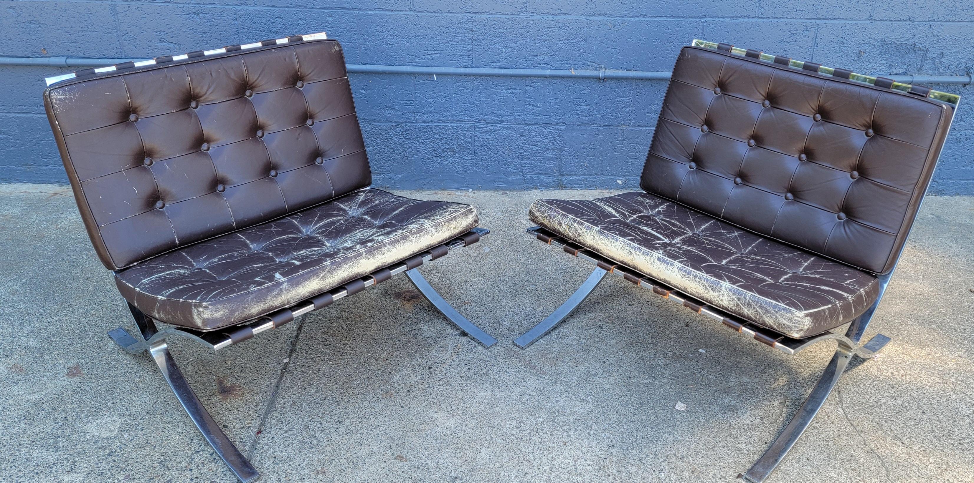 Une paire de chaises longues de style Barcelone des années 1970. Supreme Industria Argentina était la première licence originale pré Knoll aux spécifications et dimensions exactes. Etiquette en papier délavé 
