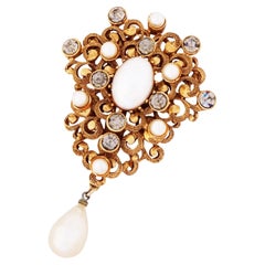 Broche baroque à volutes dorées des années 1950 avec fausses perles et strass par Corocraft