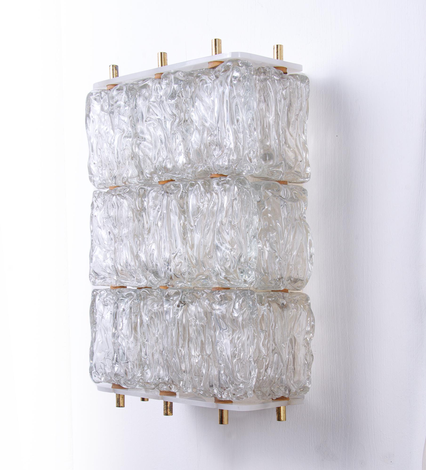 Venetian Barovier & Toso ice block wall sonce with clear textured Murano glass blocks. 
A real eyecatcher even unlit. Handmade in Murano, Venetia, Italy in the 1950s. 

Manufacturer: Barovier &Toso
Measures: width 13.77 x 8.3 x 4.9