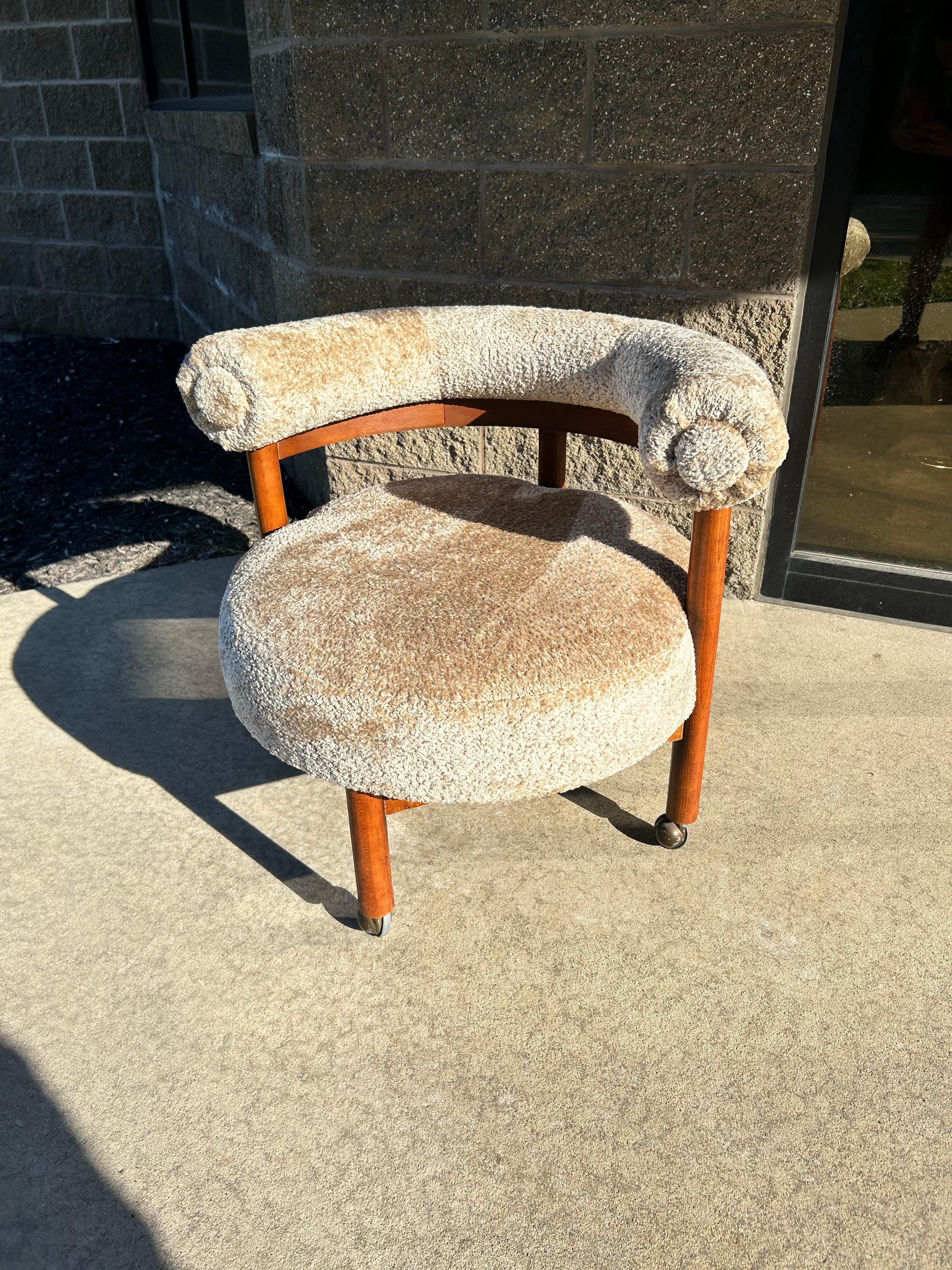 Cette chaise à dossier en tonneau sur roulettes, datant des années 1950, a été retapissée dans un tissu en forme d'ours en peluche. C'est la définition même du charme vintage et du confort douillet.
Lors de la réfection, ce fauteuil d'angle a reçu