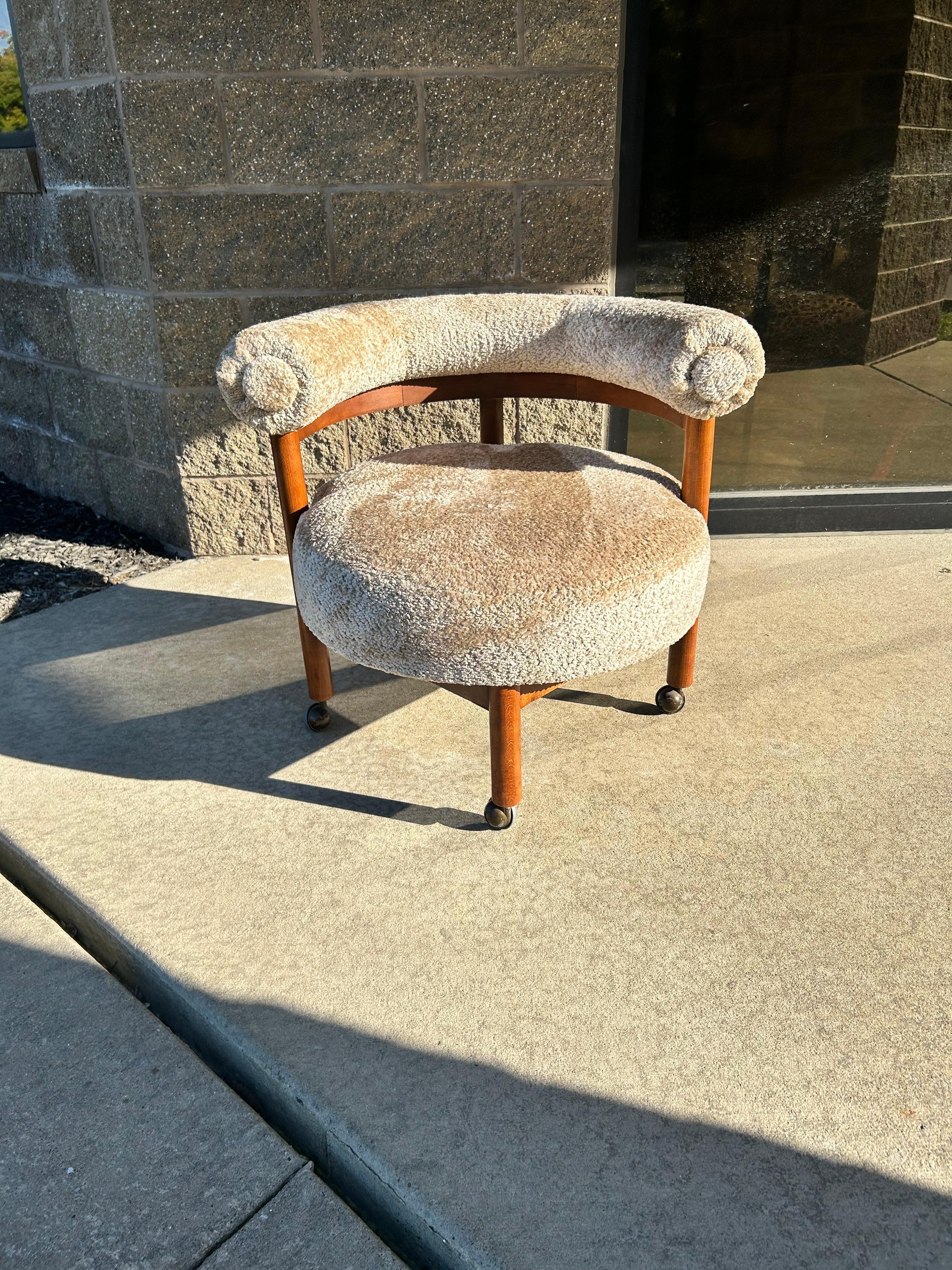 Mid-Century Modern Chaise longue à dossier en tonneau sur roulettes des années 1950, retapissée en tissu Teddy Bear en vente