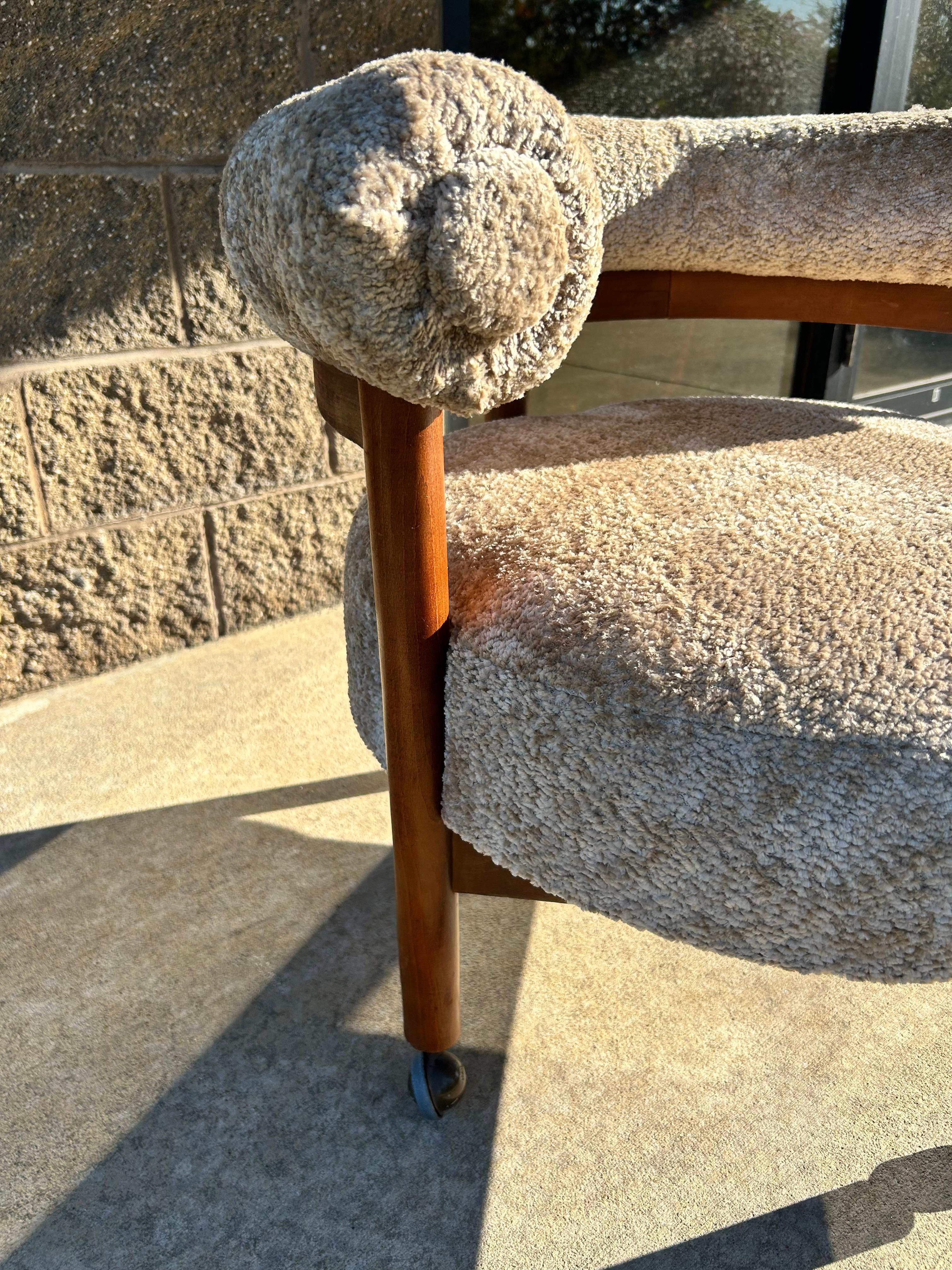 Chaise longue à dossier en tonneau sur roulettes des années 1950, retapissée en tissu Teddy Bear Bon état - En vente à Medina, OH