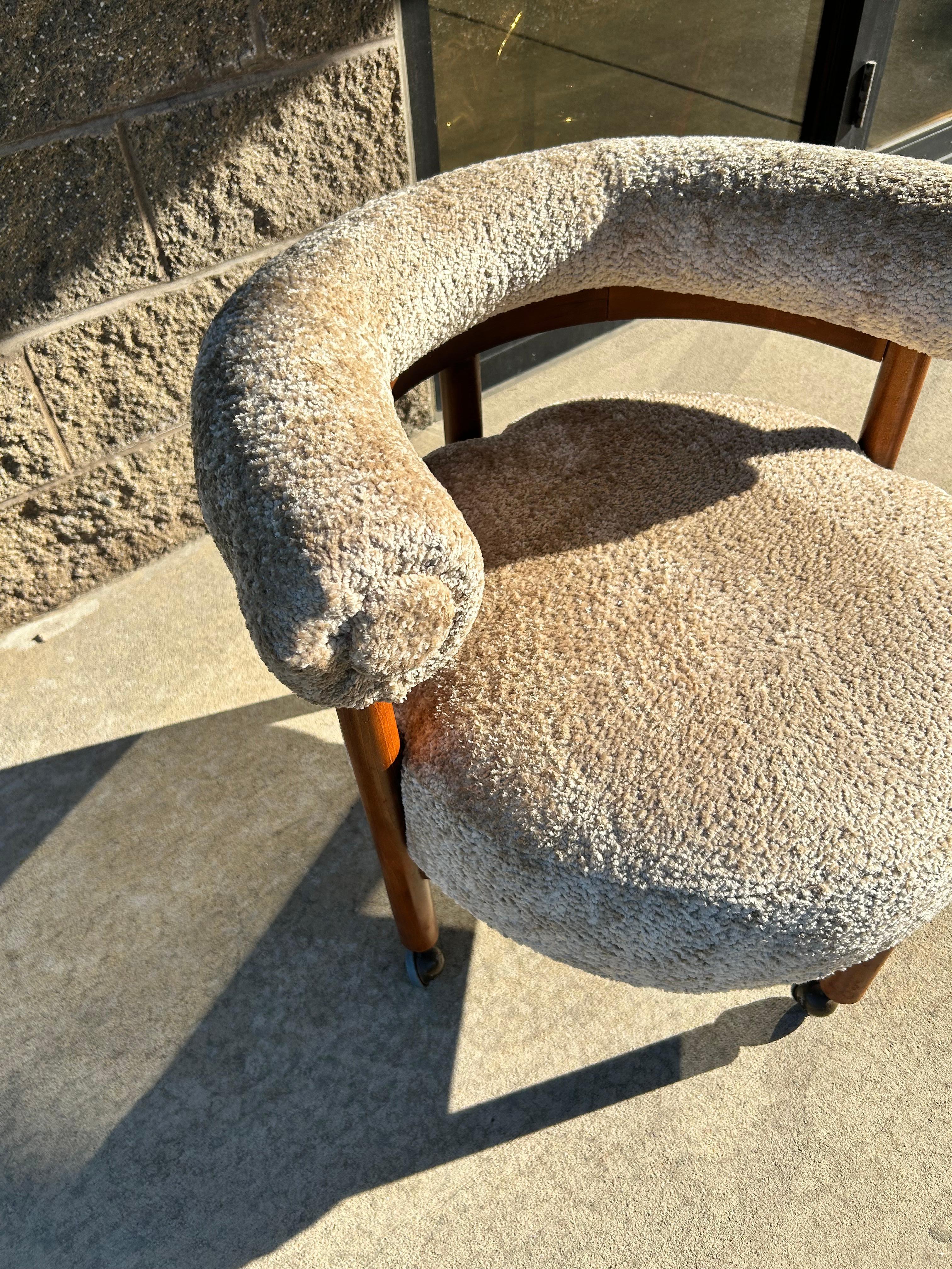 Milieu du XXe siècle Chaise longue à dossier en tonneau sur roulettes des années 1950, retapissée en tissu Teddy Bear en vente