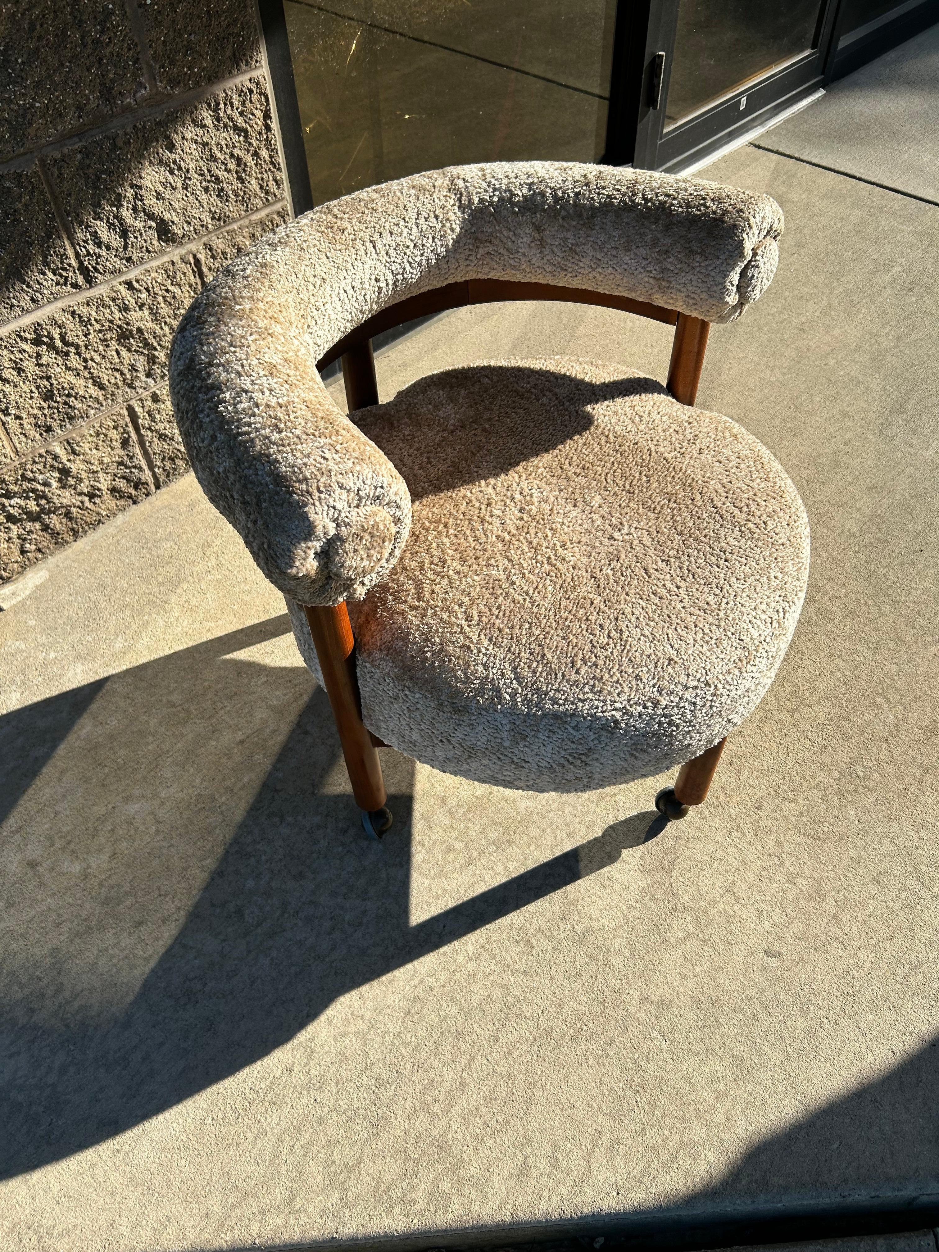 Tissu Chaise longue à dossier en tonneau sur roulettes des années 1950, retapissée en tissu Teddy Bear en vente